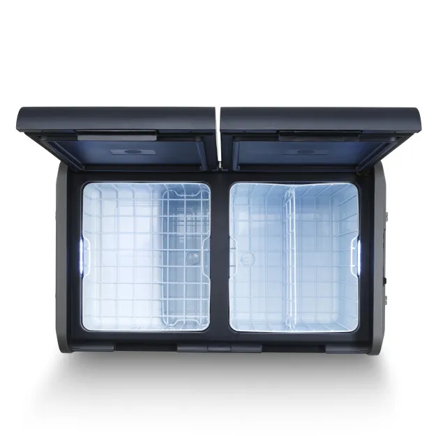 Zweikammer-Kühlbox mit zwei geöffneten Deckeln, dunkles Gehäuse, innen je Kammer mit Gitterboden und seitlicher LED-Beleuchtung