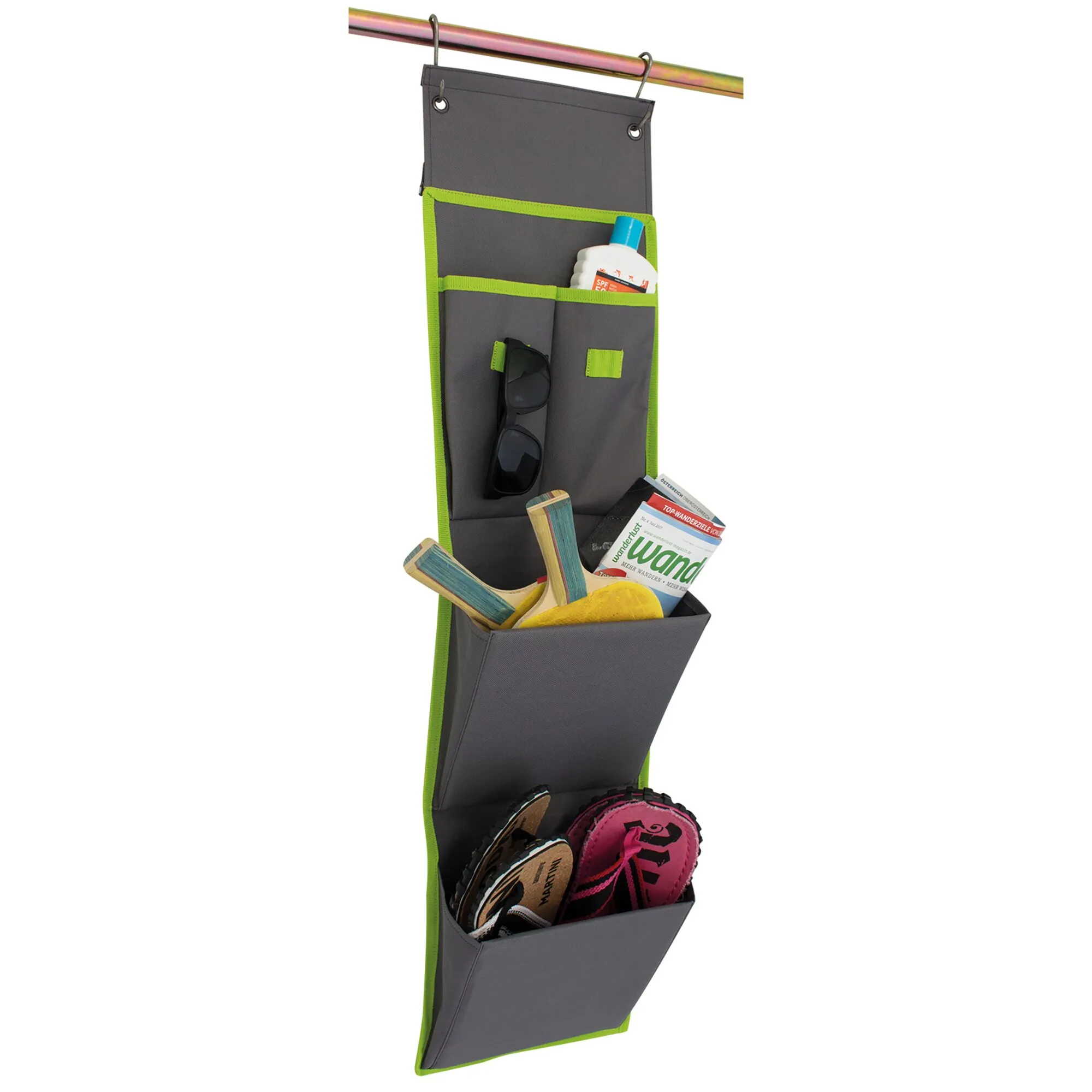 Grauer Organizer Bristol, 24 cm, mit grünen Details und mehreren Fächern, an einer Stange hängend und mit Strandutensilien gefüllt