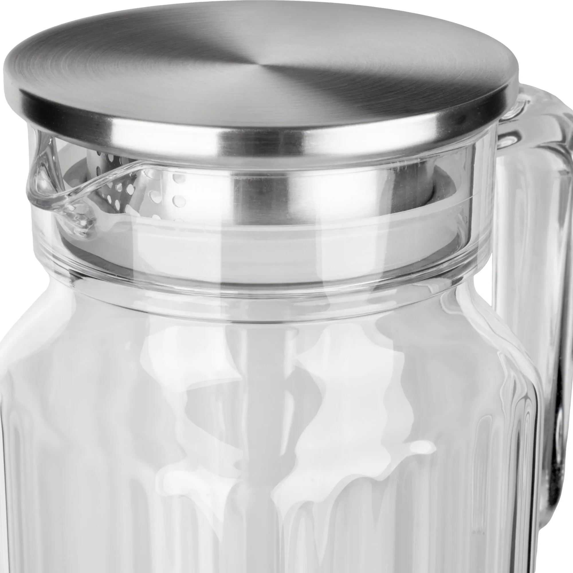 Detailaufnahme der Karaffe Califfa aus klarem Glas mit gebogenem Henkel, Ausgießer und gebürstetem Edelstahldeckel
