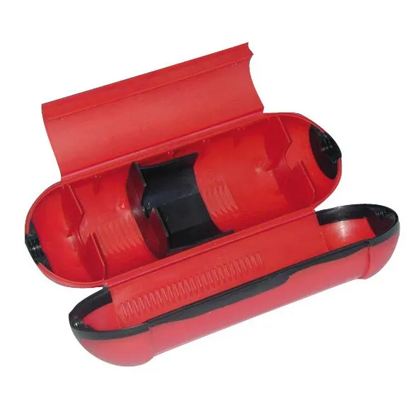Roter Kabelsafe für Schuko-Stecker, geöffnet dargestellt, mit schwarzer Innenhalterung und umlaufender Dichtung