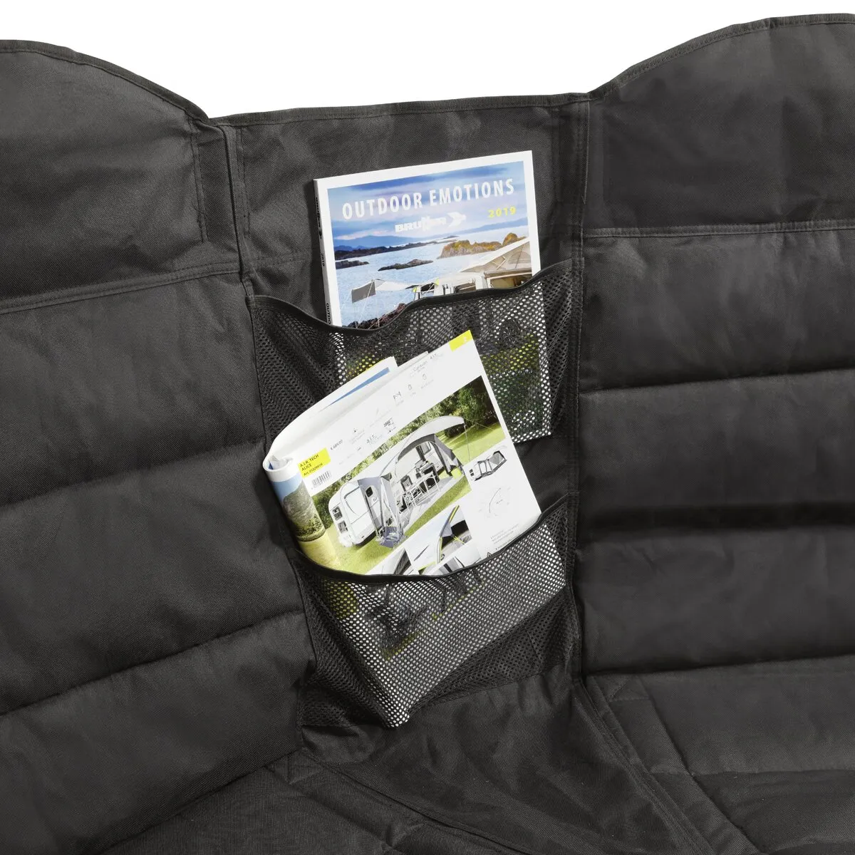 Detailaufnahme des schwarzen Faltsofas Rendez-Vous mit zwei Netztaschen, in denen Zeitschriften verstaut sind