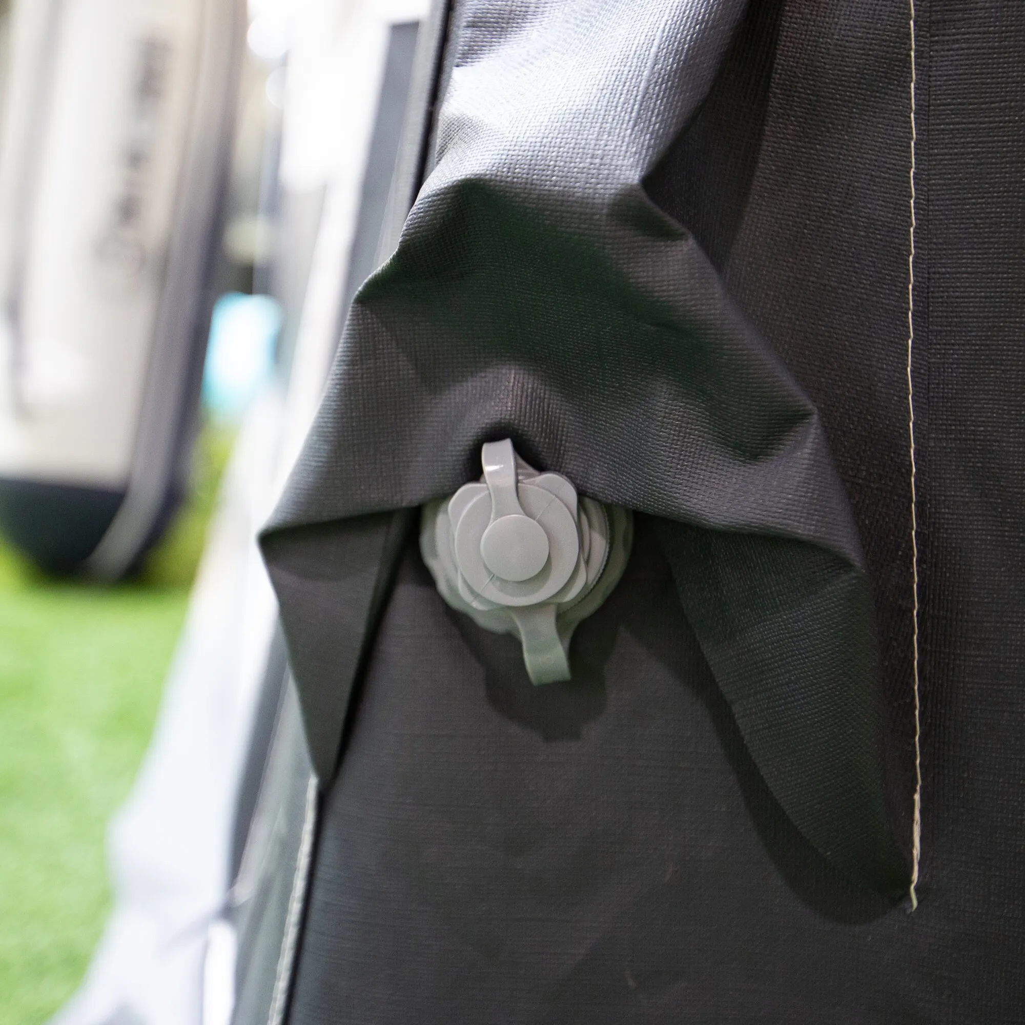 Detailaufnahme des grauen Luftventils am schwarzen Stoff des Reisevorzelts Octavia Air, 1075 cm