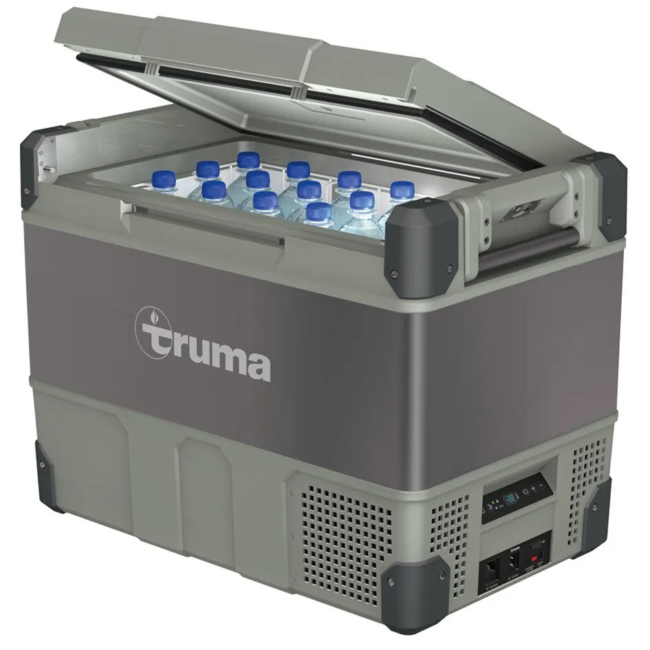 Geöffnete graue Kompressorkühlbox Truma Cooler mit 72 Litern Fassungsvermögen, Wasserflaschen, Deckel und digitalem Bedienfeld