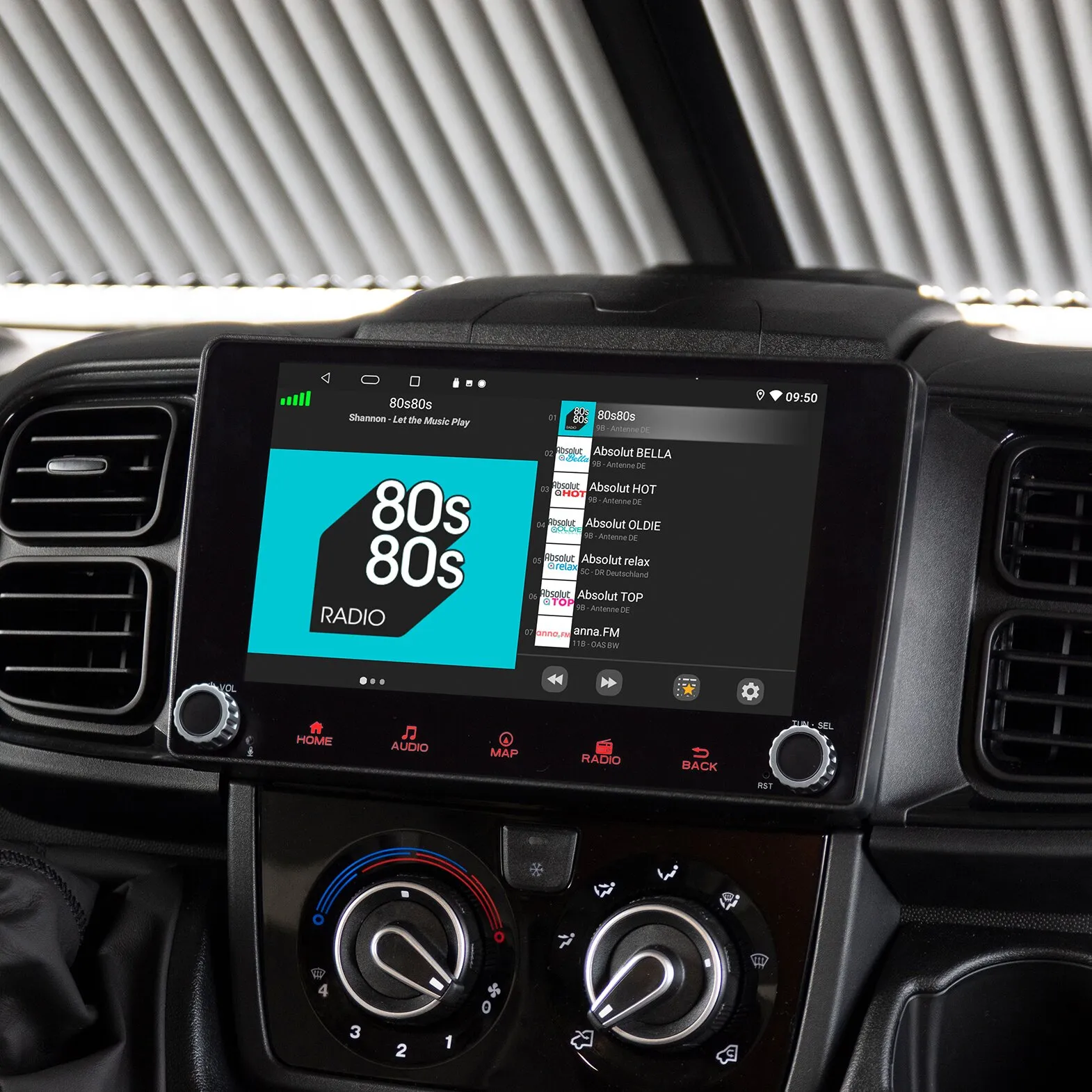 ESX Vision VNC940 DBJ 4G Navigationssystem im Fahrzeug mit Touchscreen und sichtbarer Radio-App 80s80s Radio