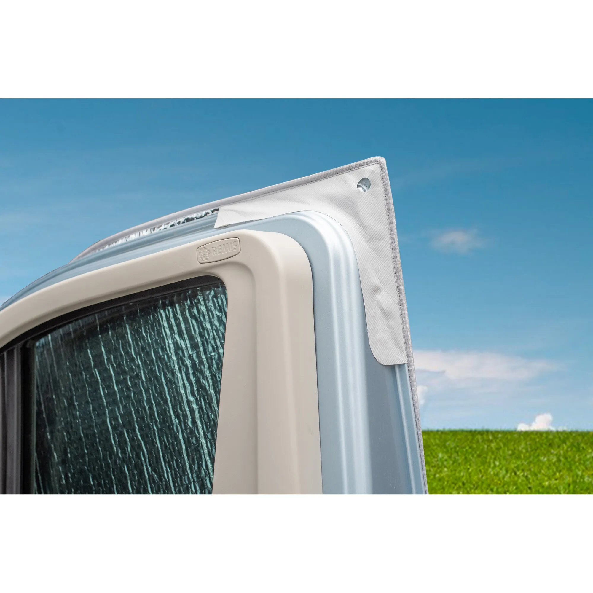 Silberne Außenisoliermatte Four Seasons am Fenster eines Fiat Ducato 230/244 mit seitlicher Befestigung am Fahrzeugrahmen