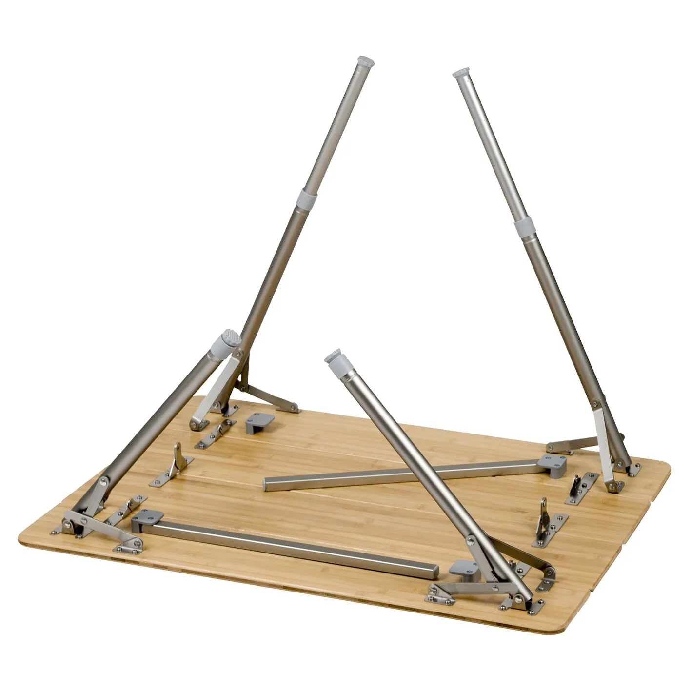 Campingtisch Suffolk mit heller Holzplatte und ausgeklappten silberfarbenen Metallbeinen in Unteransicht