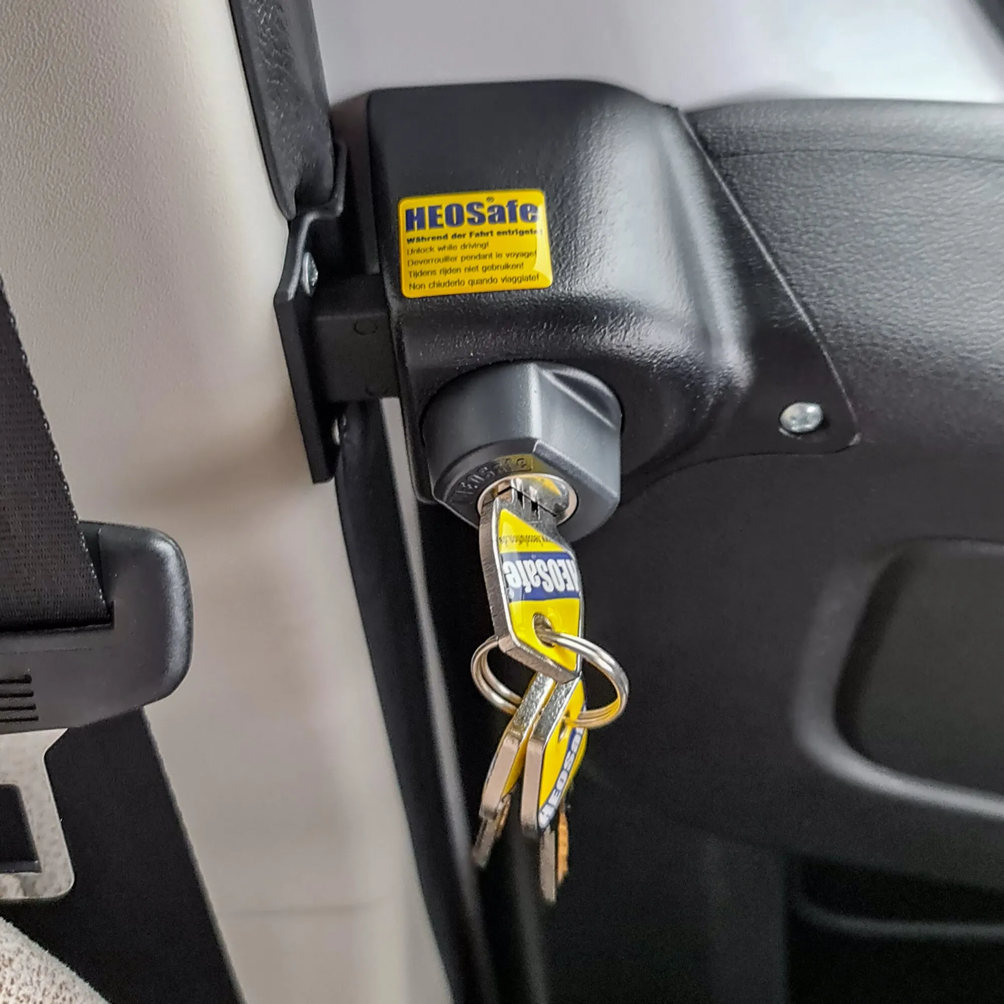 Schwarzes Diebstahlschutzschloss mit Schlüssel an der Fahrerhaustür eines Fiat Ducato X290, HEOSafe-Schriftzug sichtbar