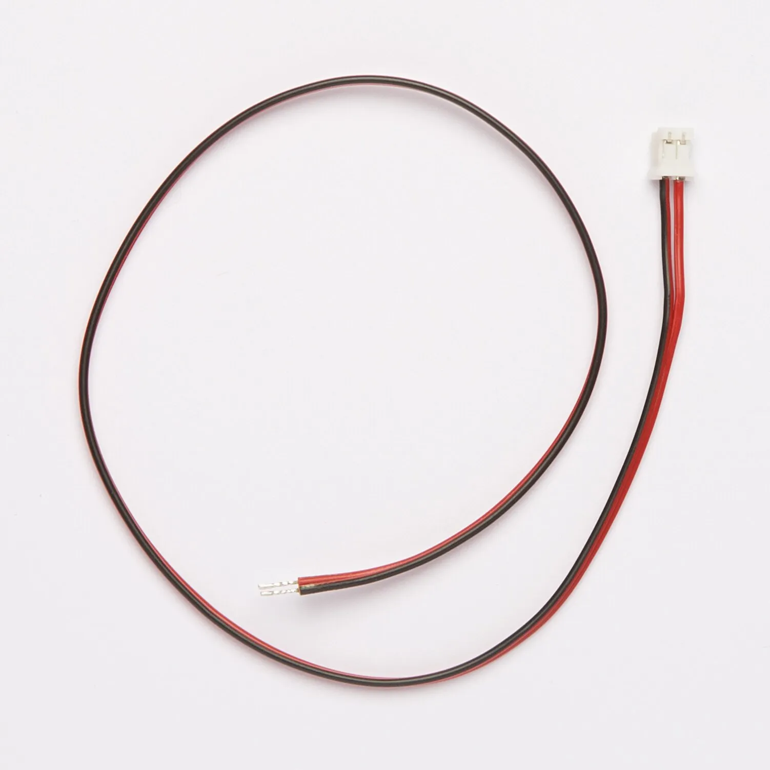 Anschlusskabel CP plus mit rotem und schwarzem Kabel, weißem zweipoligem Stecker und abisolierten Kabelenden
