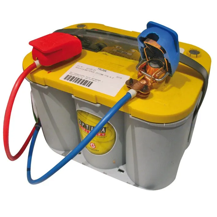 Batterie-Schnellverbinderset mit roten und blauen Kabeln an den Anschlüssen einer gelben Autobatterie montiert