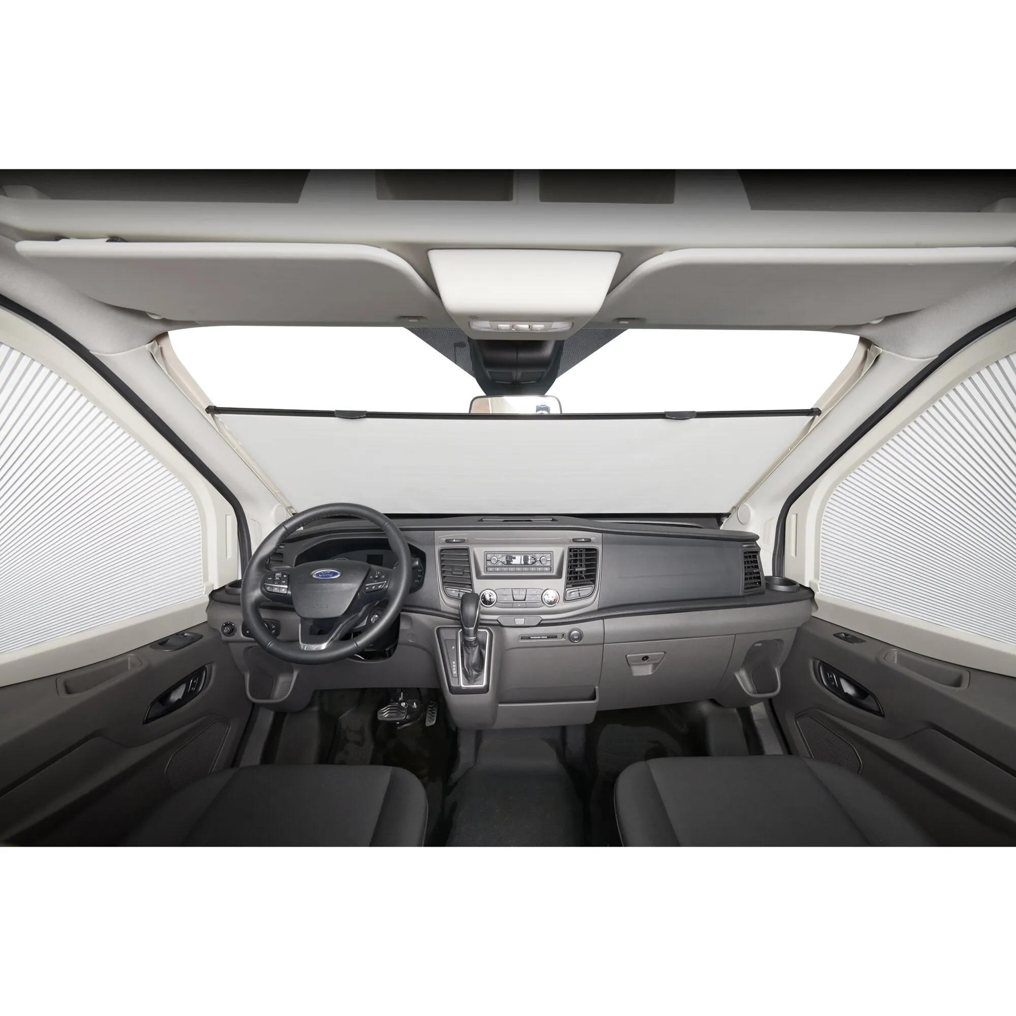 Innenansicht eines Ford Transit V363 mit montiertem Verdunkelungssystem an Frontscheibe und seitlichen Fahrerhausfenstern