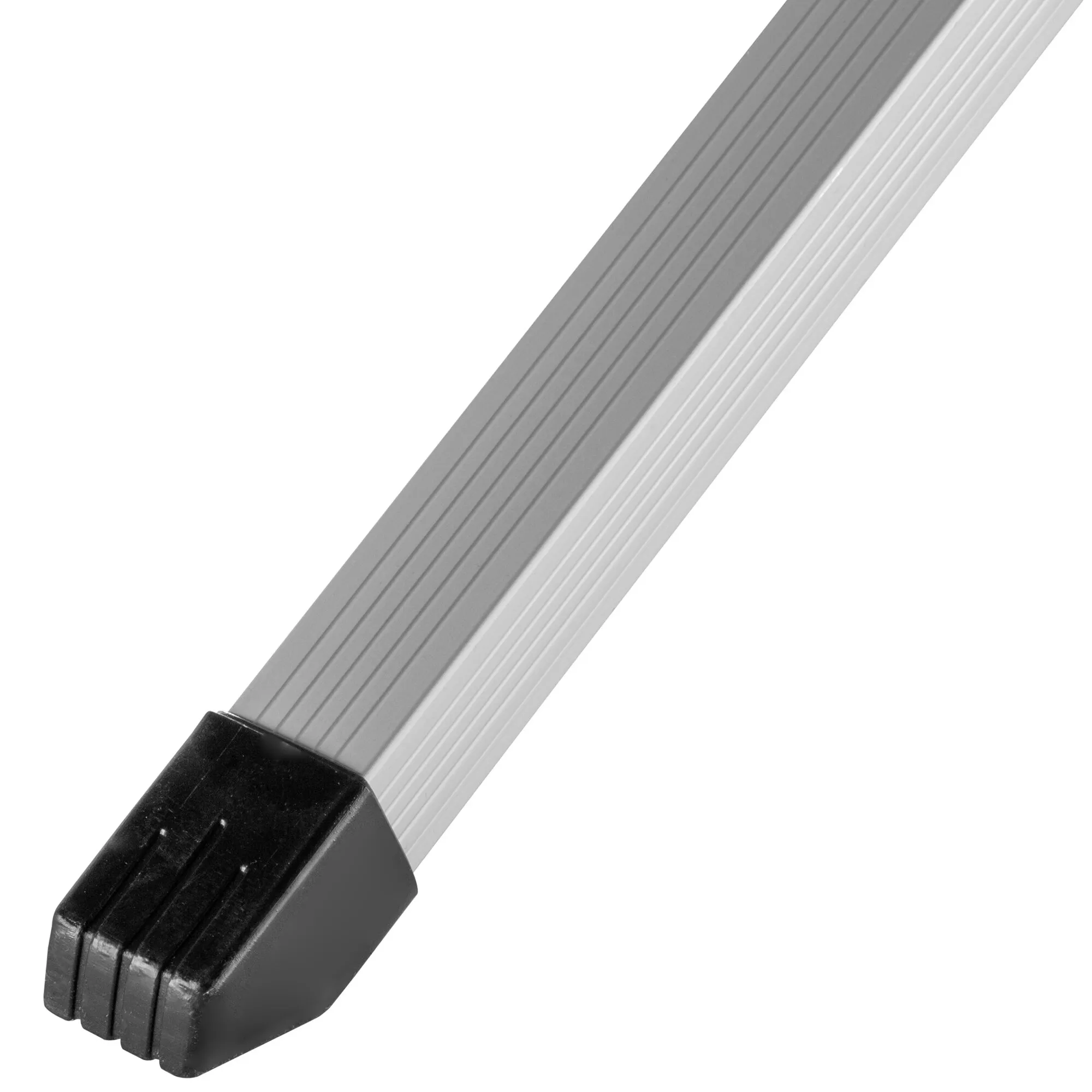 Detailaufnahme eines silbernen, geriffelten Aluminiumgestänges des Feldbetts Silvi XL mit schwarzem Kunststofffuß