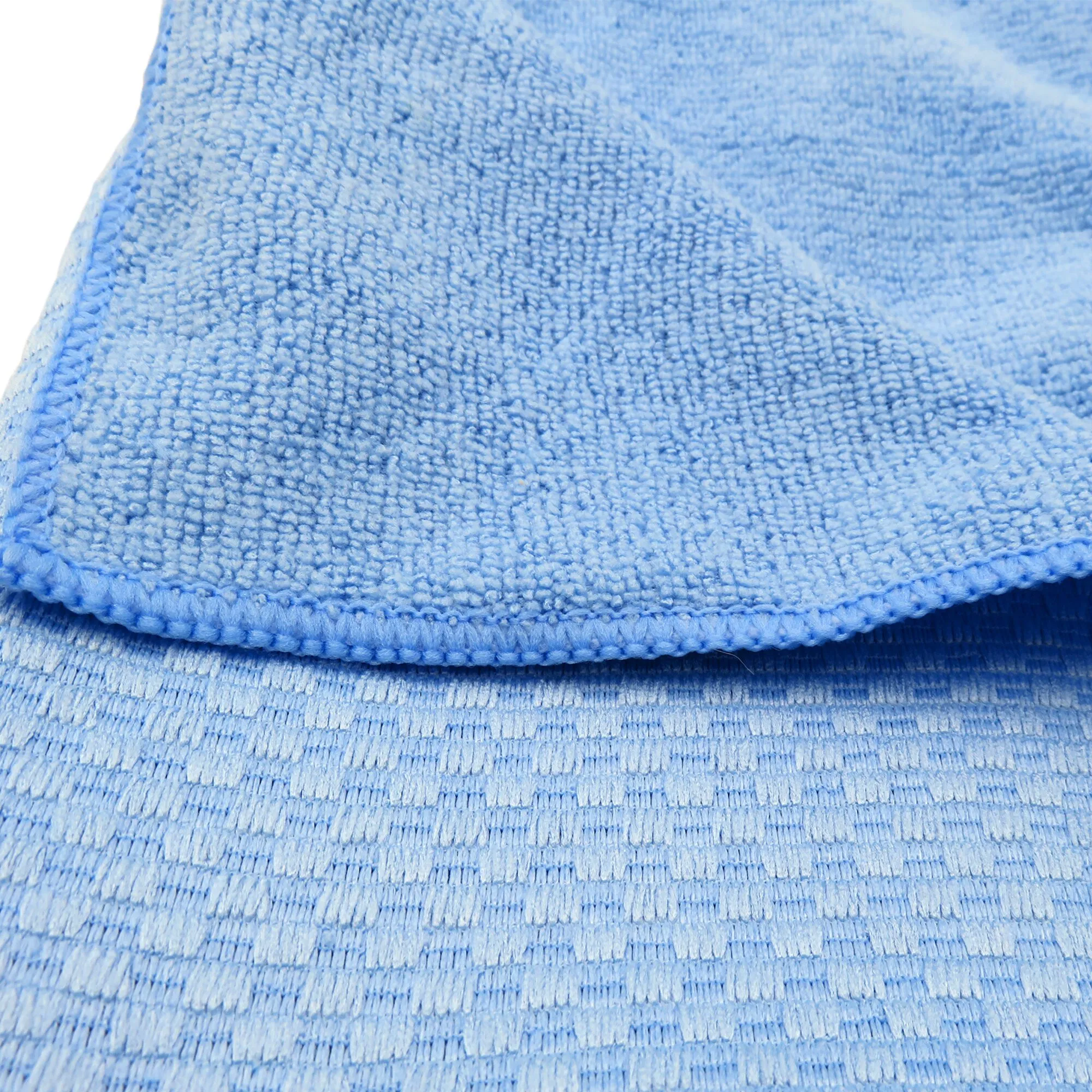 Nahaufnahme eines blauen Geschirrtuchsets aus strukturiertem Frotteestoff mit umgenähten Kanten in mehreren Lagen