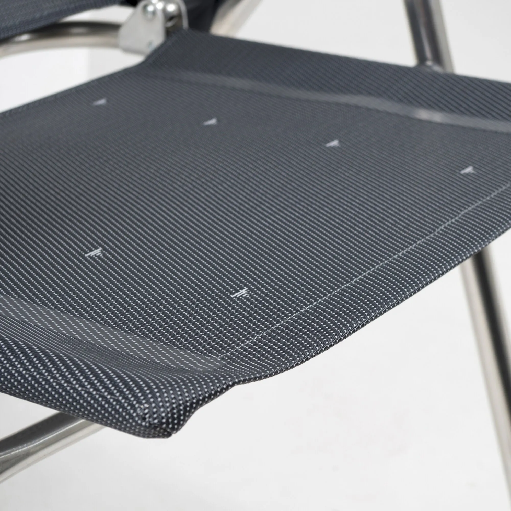 Detailaufnahme der schwarzen Sitzfläche des Campingstuhls AL/213 Classic mit gepolstertem Textilgewebe und Aluminiumgestell