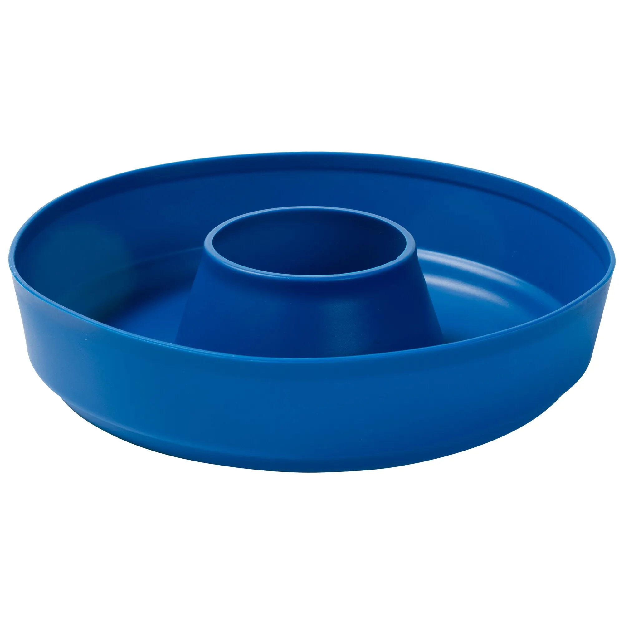 Blaue Silikonbackform in runder Ringform mit erhöhtem Mittelrohr, freigestellt vor weißem Hintergrund