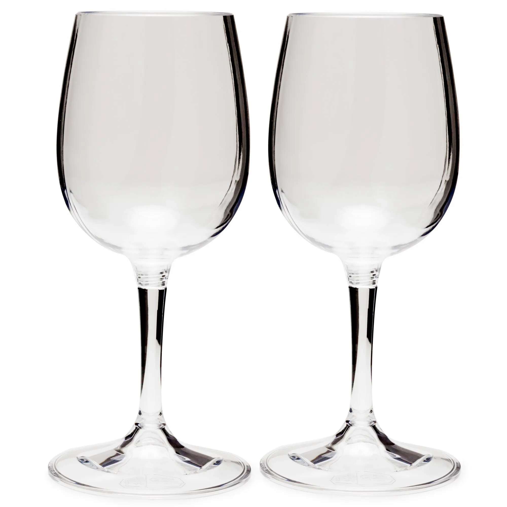 Zwei transparente Weißweingläser aus Glas mit rundem Kelch, schlankem Stiel und breitem Fuß auf weißem Hintergrund