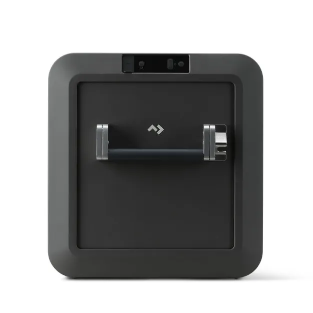 Schwarze Dometic Kühlbox CFX5 55IM in Frontalansicht mit Deckelgriff und zwei silbernen Verschlüssen