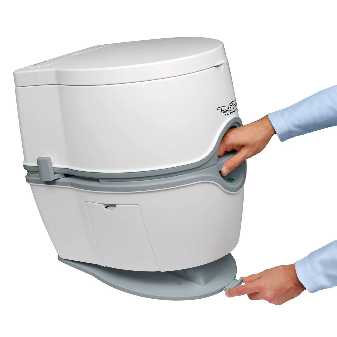 Graue Bodenbefestigung für eine weiße Porta Potti 565, während Hände die mobile Toilette am Sockel fixieren