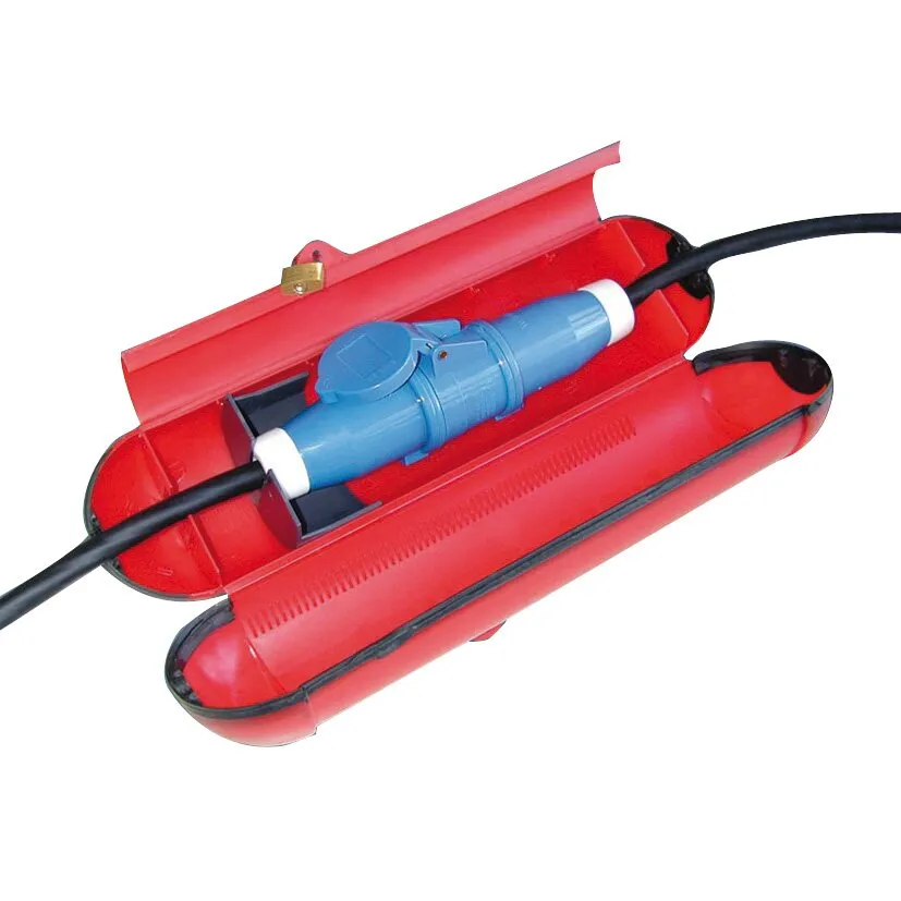 Roter Kabelsafe CEE mit geöffnetem Gehäuse und blauem CEE-Stecker, durch den ein schwarzes Kabel geführt wird
