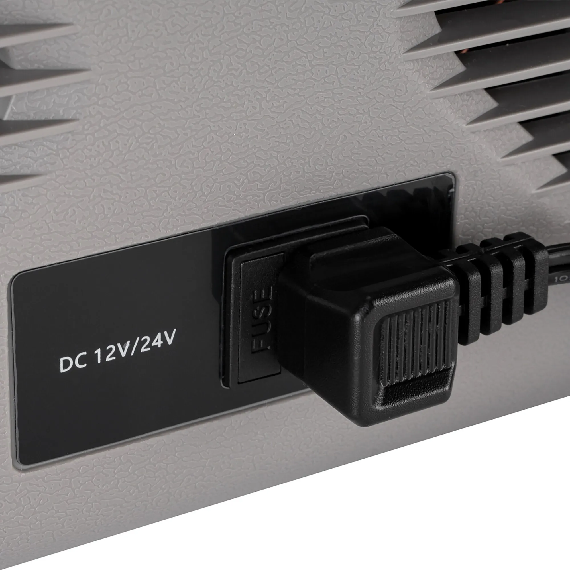 Detailaufnahme der grauen Kühlbox Polarys Freeze mit schwarzem Anschluss für 12- und 24-Volt-Gleichstromsteiger.device