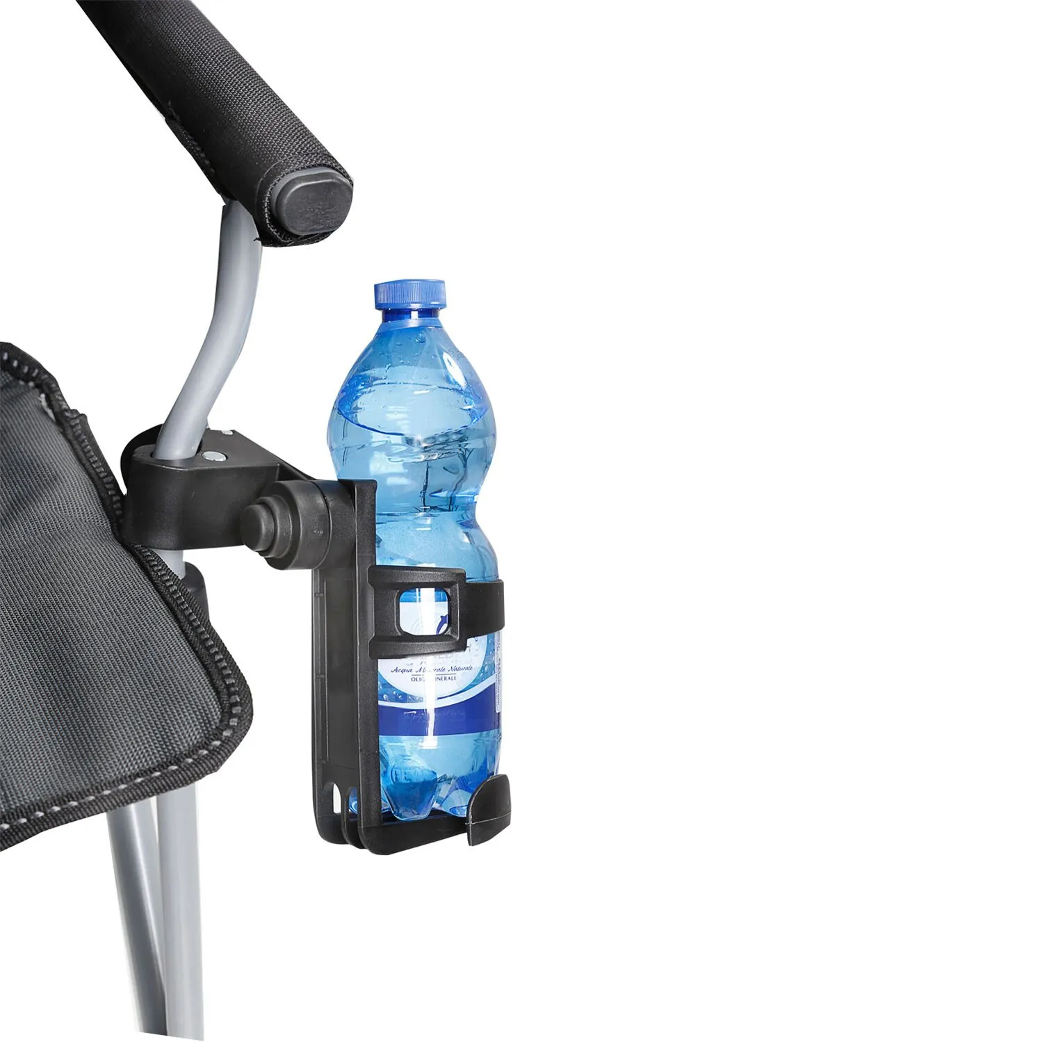 Schwarzer Getränkehalter Cancage an einem Klappstuhl mit eingesetzter blauer Wasserflasche