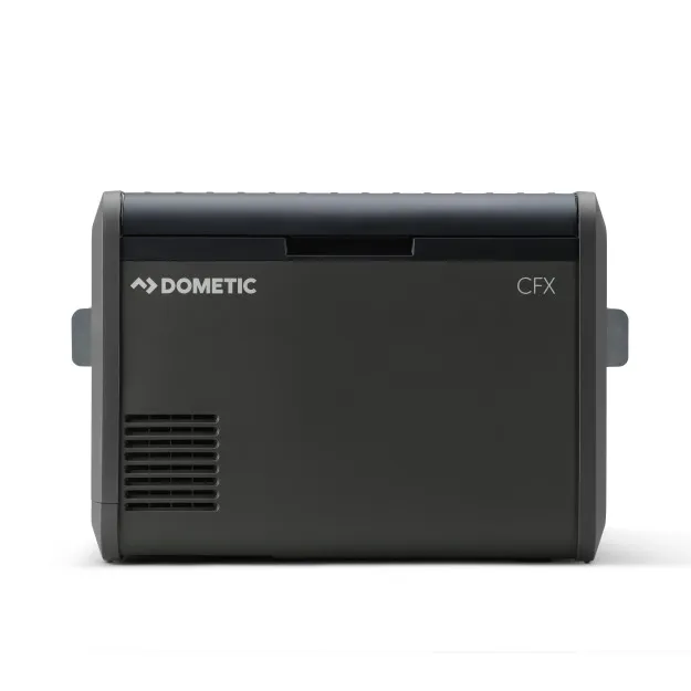 Schwarze elektrische Dometic CFX5 55 Kühlbox in Frontalansicht mit Deckel, seitlichen Griffen und Lüftungsgitter