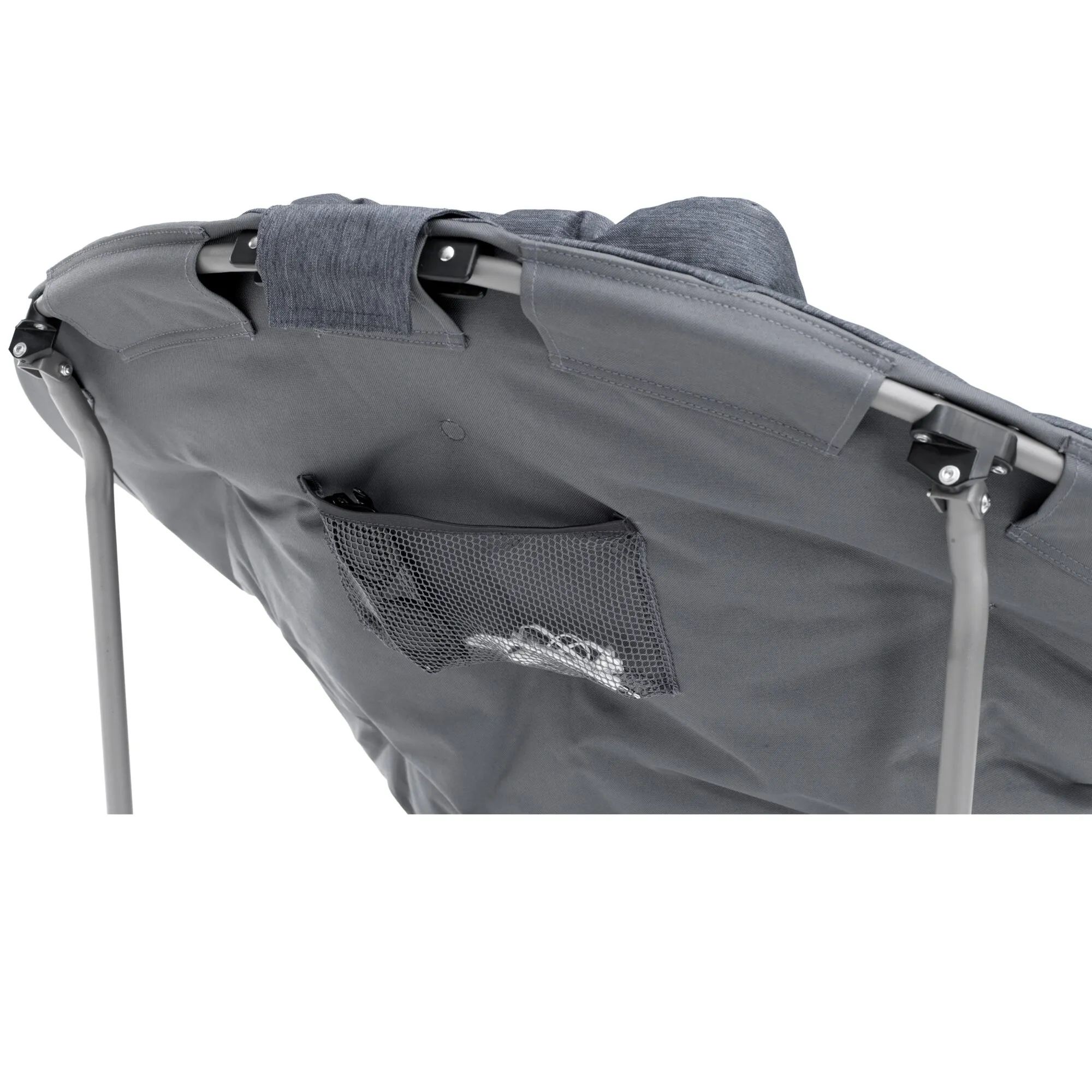 Detailansicht des grauen Lake Mondstuhls mit Stoffbezug, Metallgestänge und seitlicher Netztasche