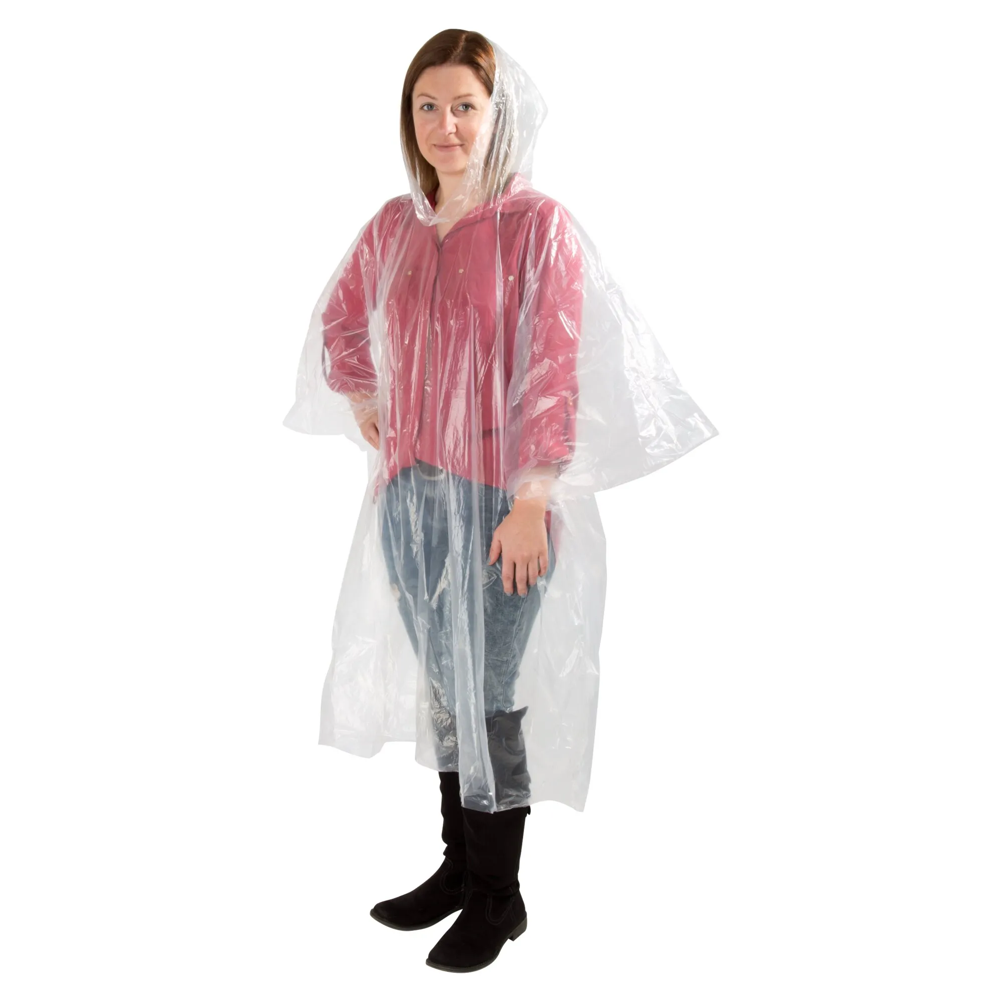 Frau trägt einen transparenten Regenponcho mit Kapuze über rosafarbener Kleidung, langen Seiten und Druckknöpfen