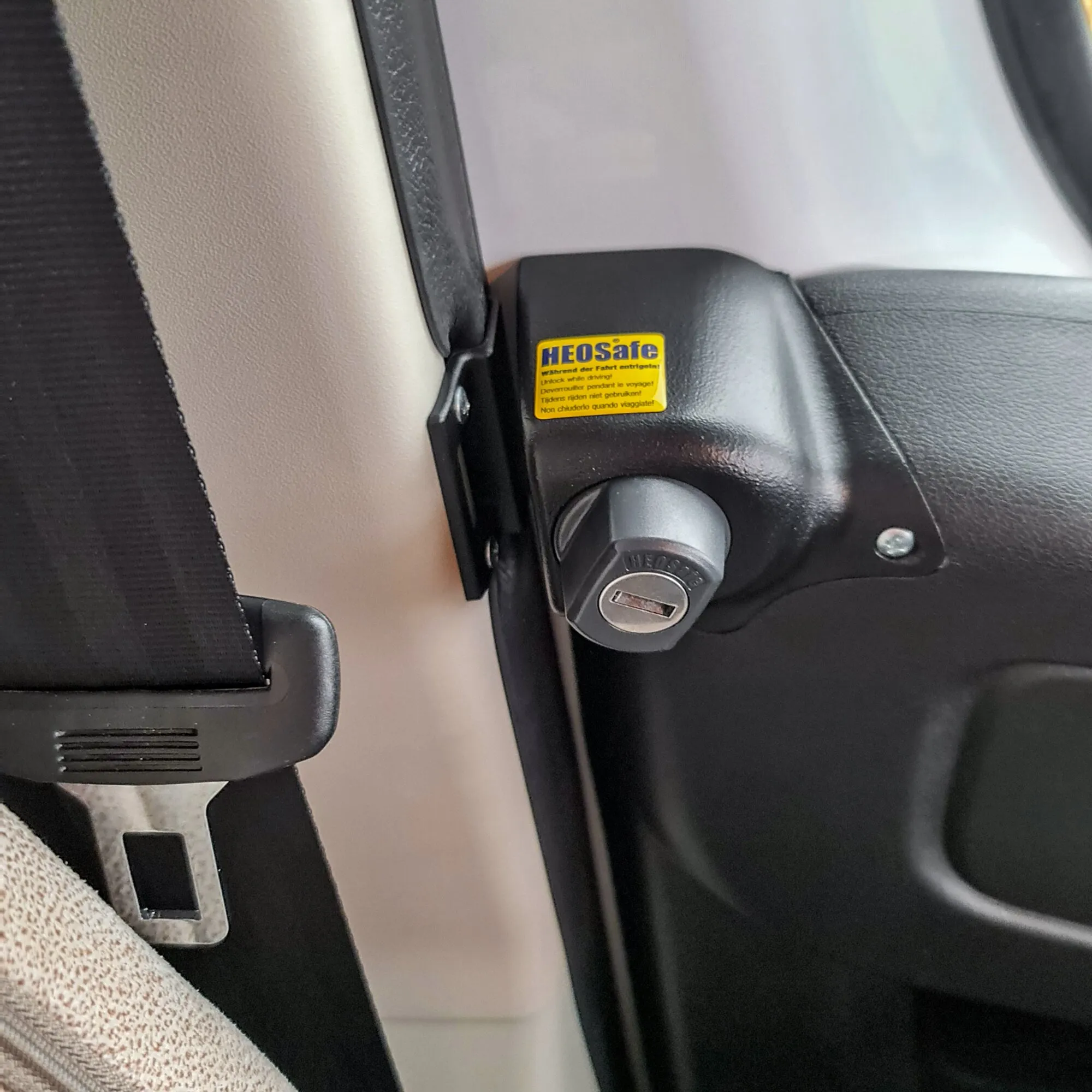 Schwarzes HEOSafe Diebstahlschutzschloss mit Zylinder an der Fahrerhaustür eines Fiat Ducato X290