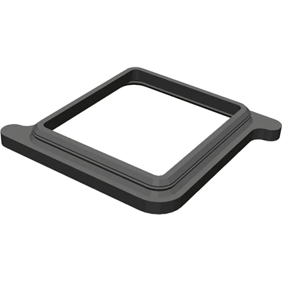 Schwarzer Dachstärkenadapter mit rechteckiger Öffnung, abgerundeten Ecken und seitlichen Befestigungsstegen in 3D-Ansicht