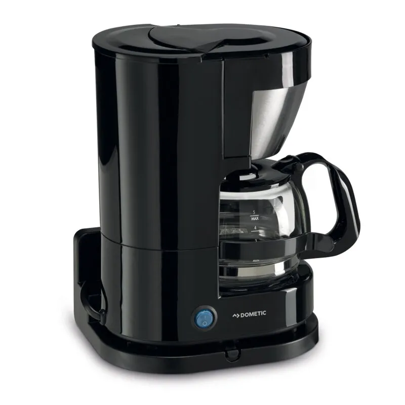 Schwarze Filterkaffeemaschine Perfect Coffee von Dometic mit Glaskanne, Wasserstandsanzeige und blauem Ein-Aus-Schalter