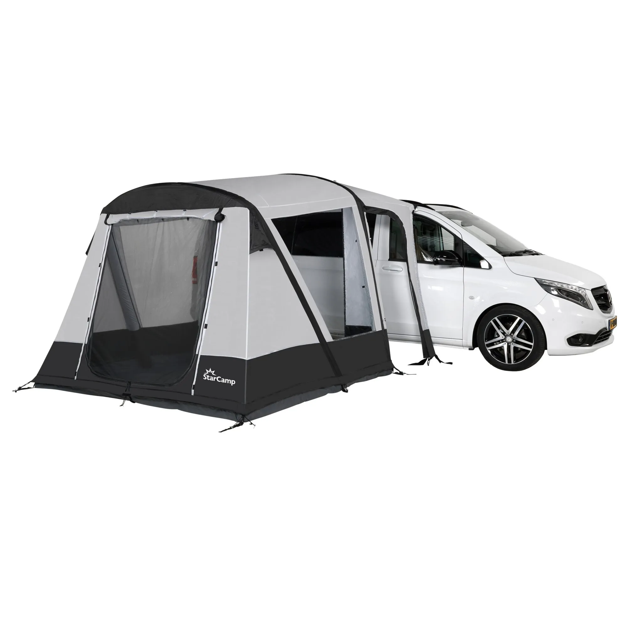 Graues und schwarzes StarCamp-Busvorzelt Quick’n Easy Air an einem weißen Kleinbus mit geöffnetem Eingang und Seitenfenstern