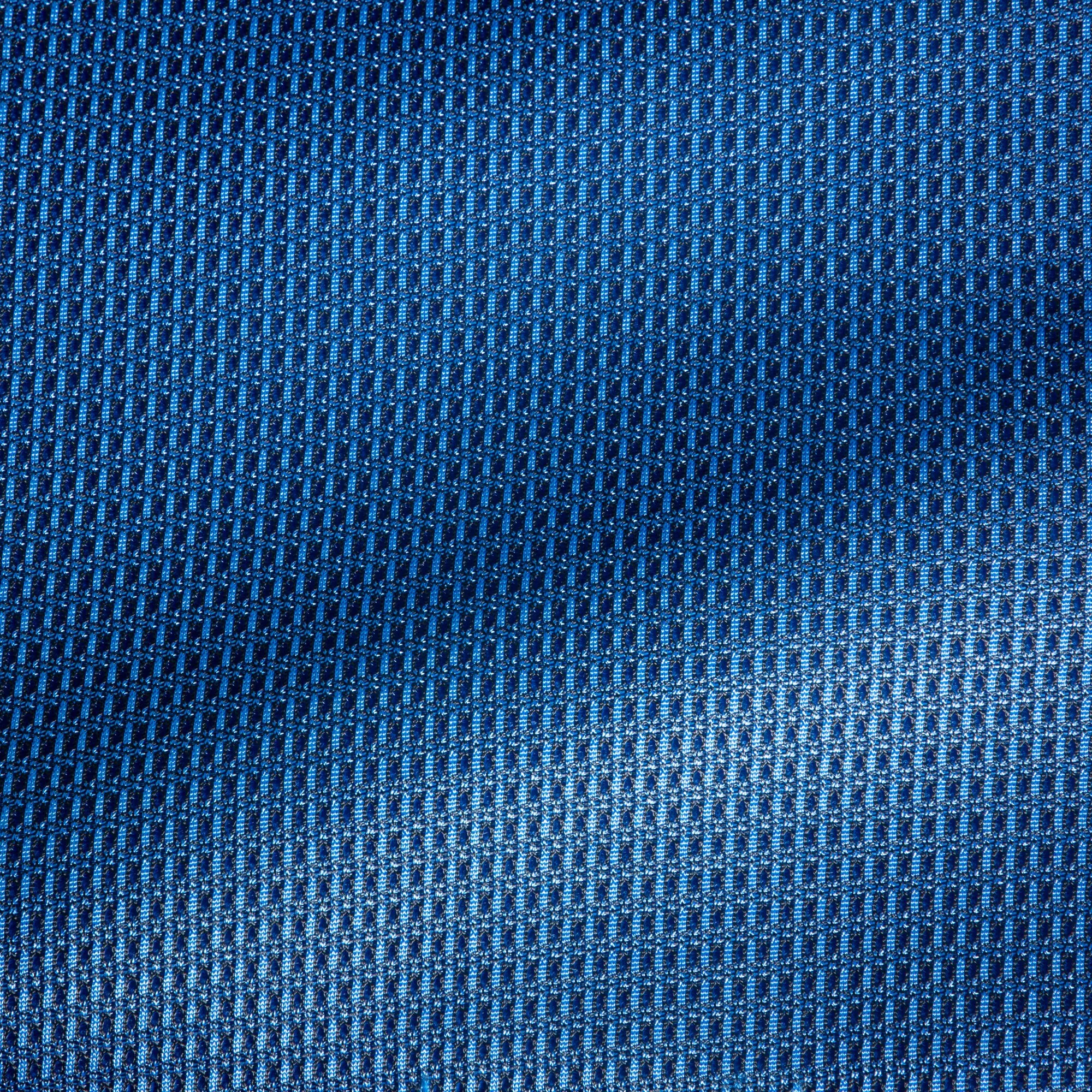 Detailaufnahme des blauen, dicht gewebten Bezugsstoffs des Relaxsessels HighQ mit strukturierter Oberfläche