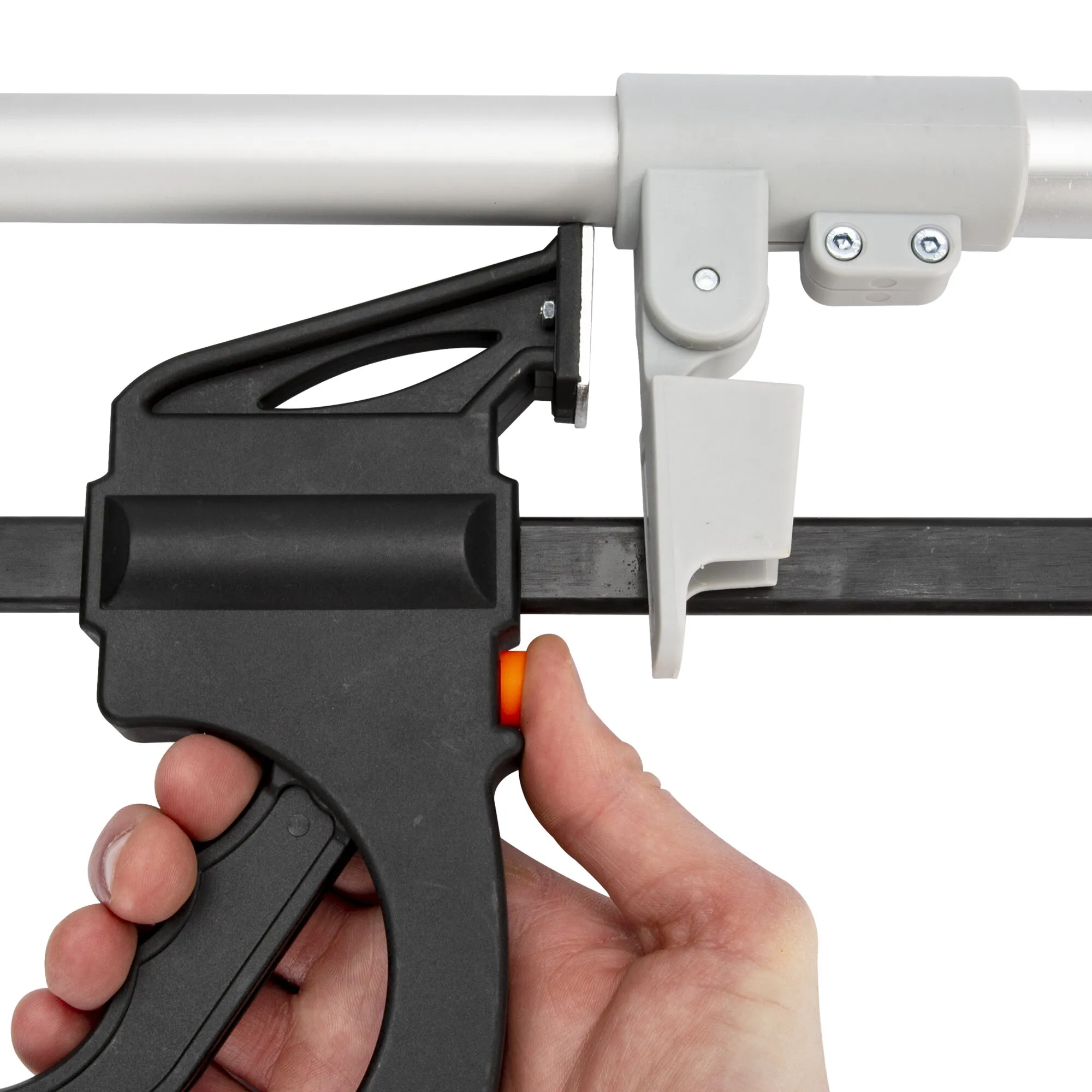 Schwarzer Gestängespanner für Vorzelte wird an einem weißen Zeltgestänge angesetzt und per orangefarbenem Druckknopf bedient