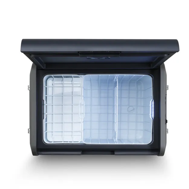 Offene Kühlbox CFX5 55 mit dunklem Gehäuse, weißer Innenraum mit Gittereinsatz, rechts internes LED-Licht sichtbar