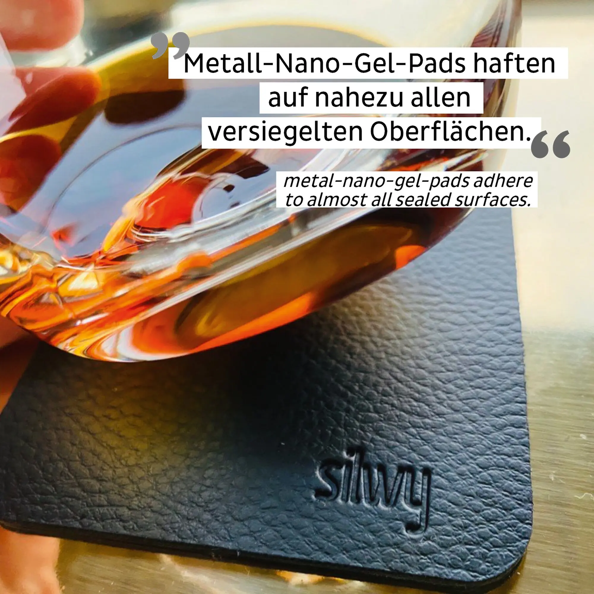 Nahaufnahme eines Kristall-Whiskyglases mit bernsteinfarbener Flüssigkeit auf dunkler Lederoberfläche; weiße Textblöcke mit Zitaten