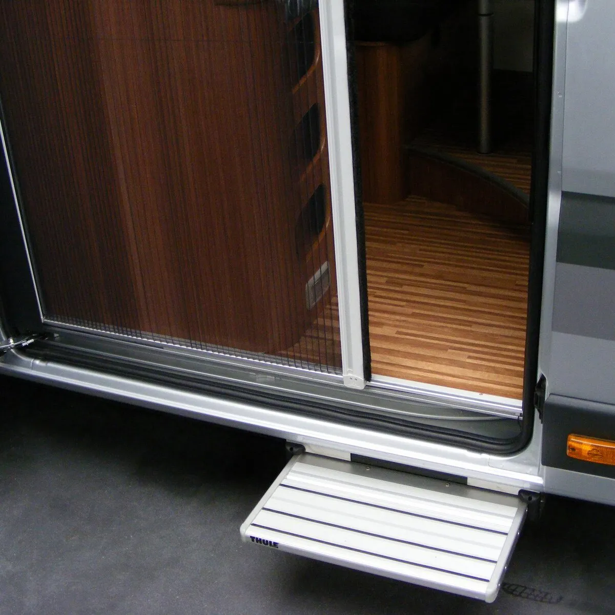 Plissee-Fliegenschutztür am geöffneten Campervan mit schwarzem Insektenschutzgewebe und weißem Rahmen, Fiat Ducato X250/290 H1