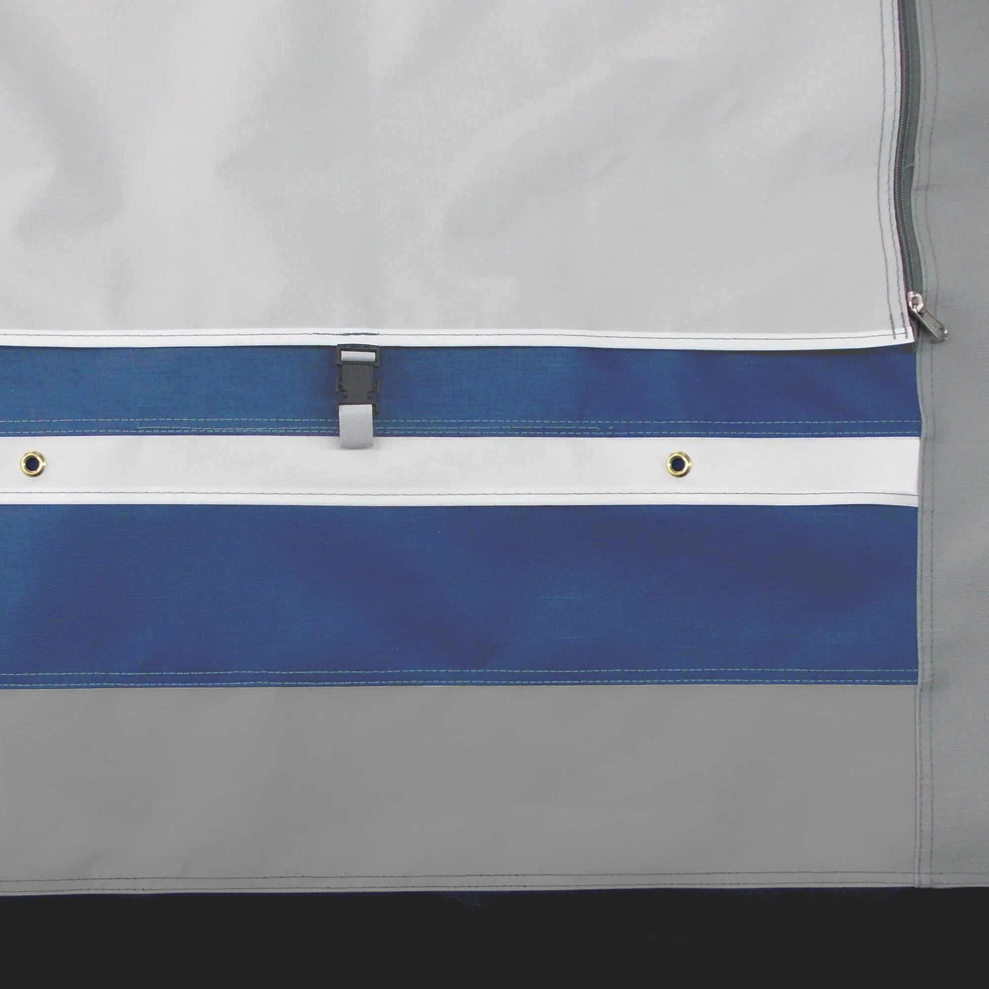 Detailaufnahme des Dauervorzelts Feldberg DC in Blau und Weiß mit Reißverschluss, Befestigungsschnalle und Metallösen