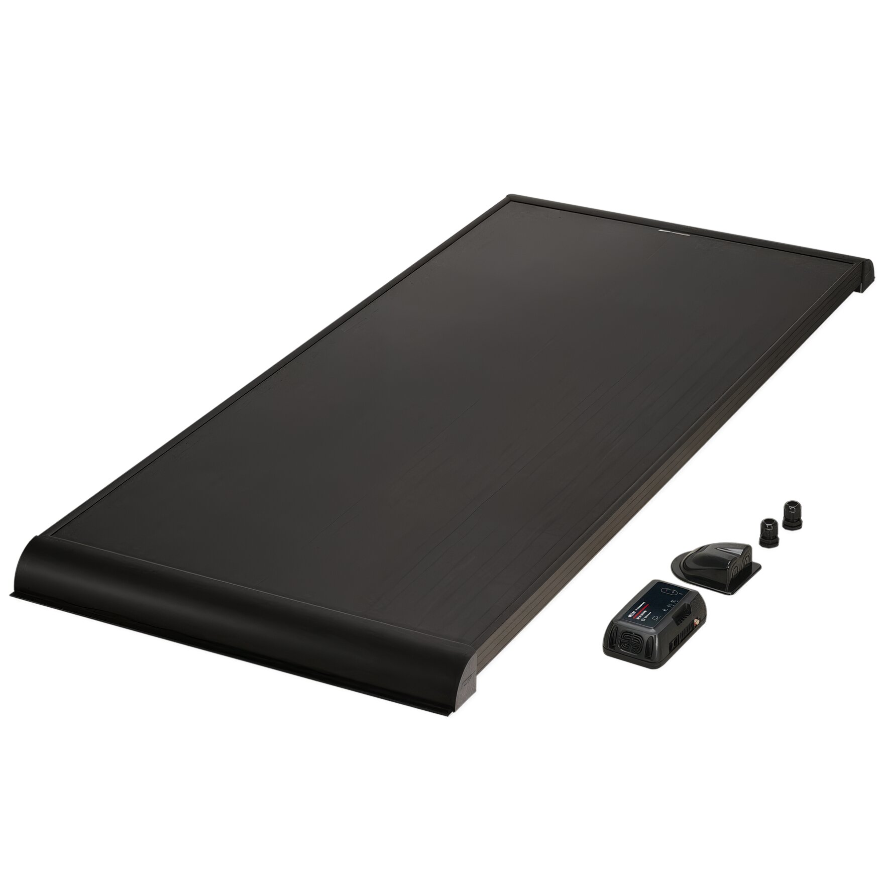 Schwarzes flaches Solarpanel in Perspektive, rechts unten liegen das Laderegler-Modul und Zubehörteile des Solar-Kits
