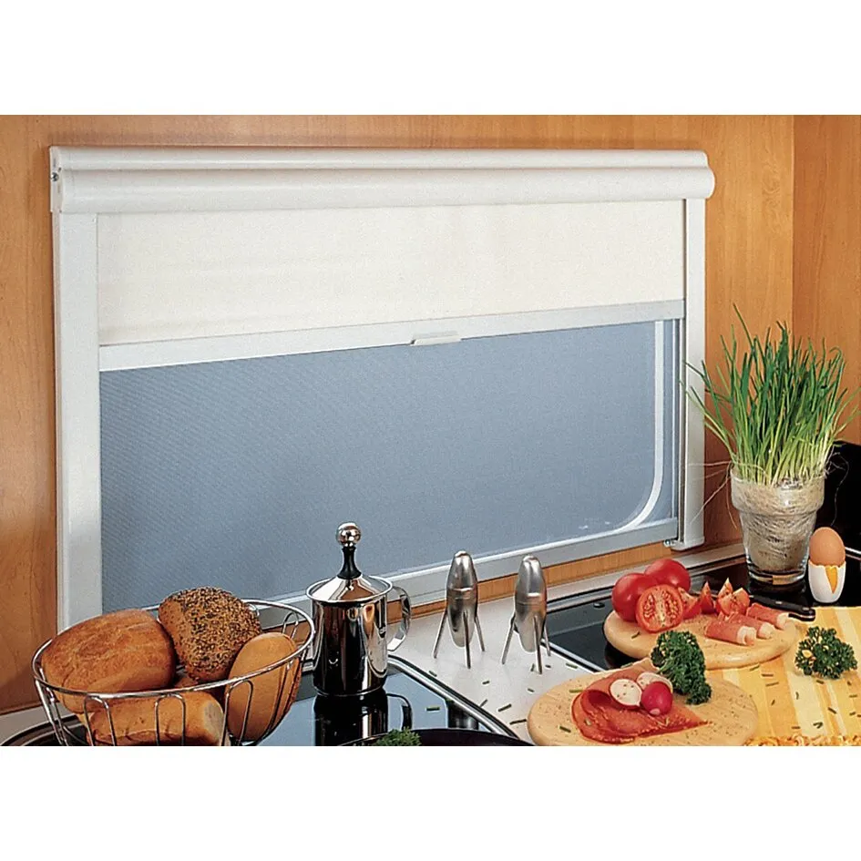 Graues Rollo REMIflair I, 110 x 70 cm, teilweise heruntergelassen an einem Küchenfenster
