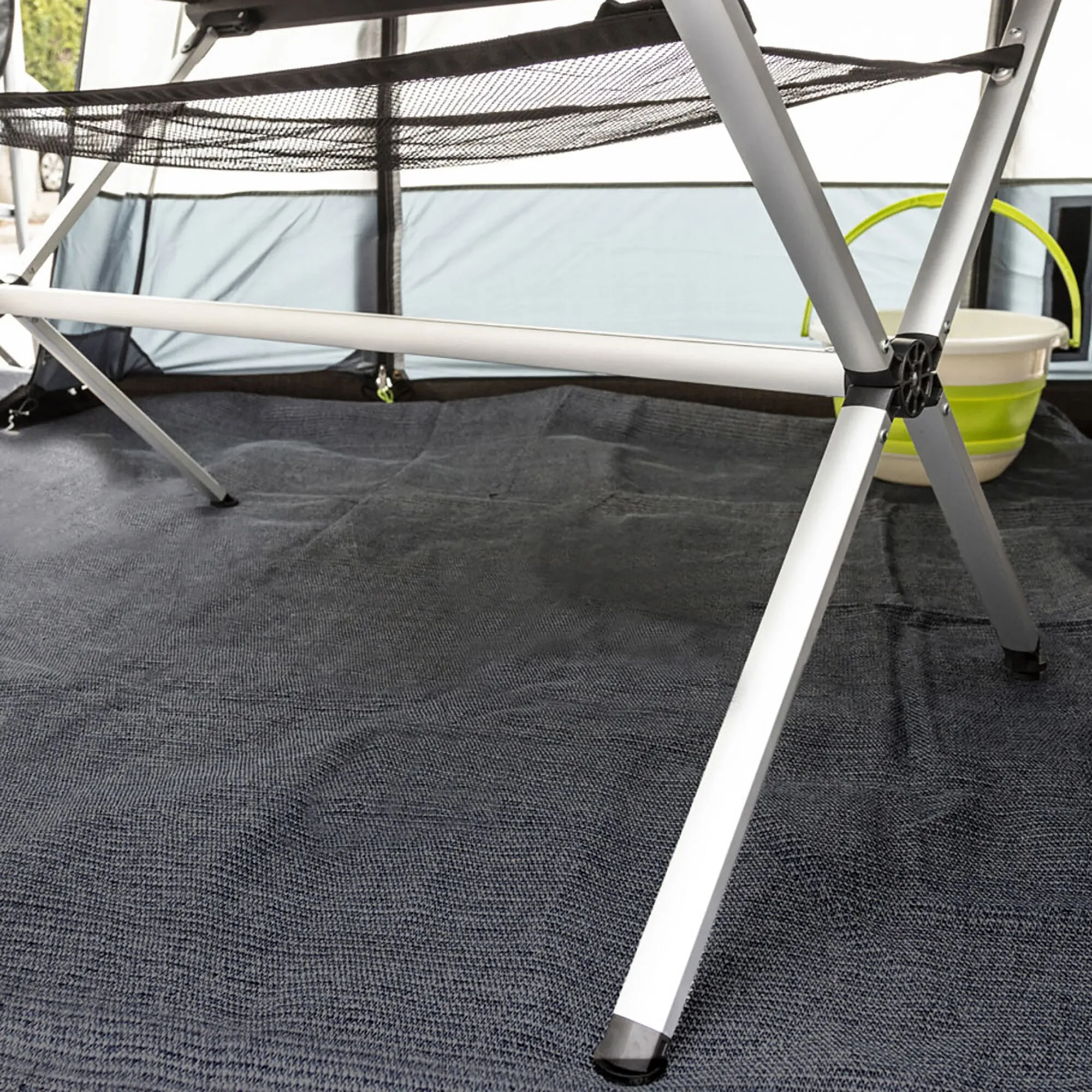 Dunkelgrauer Zeltteppich Puramat, 5 m, als Bodenbelag im aufgebauten Vorzelt mit Tisch und Campingausstattung