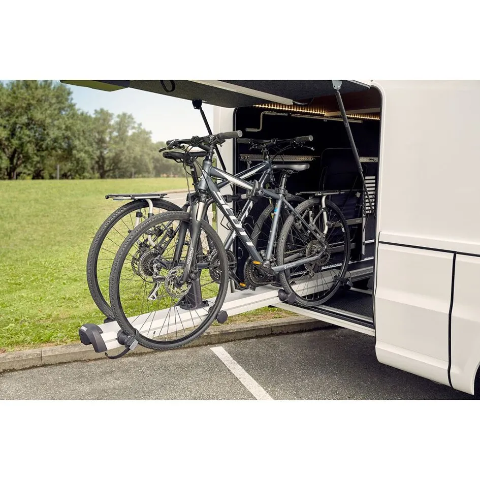Thule VeloSlide Short Version im Heck eines Campers mit zwei Fahrrädern auf ausgezogener Trägerschiene