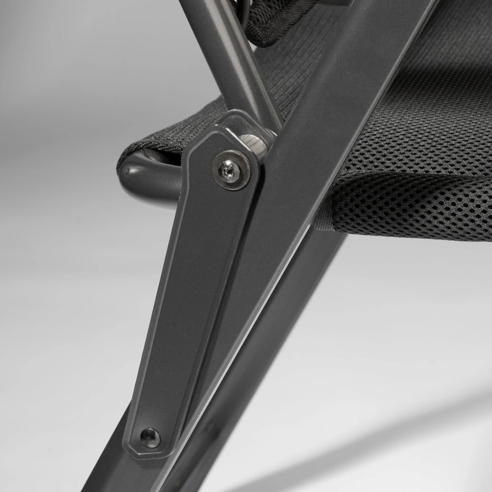 Detailaufnahme des schwarzen Campingstuhls HighQ Comfortable mit atmungsaktivem Netzgewebe und verstellbarem Gelenkbeschlag