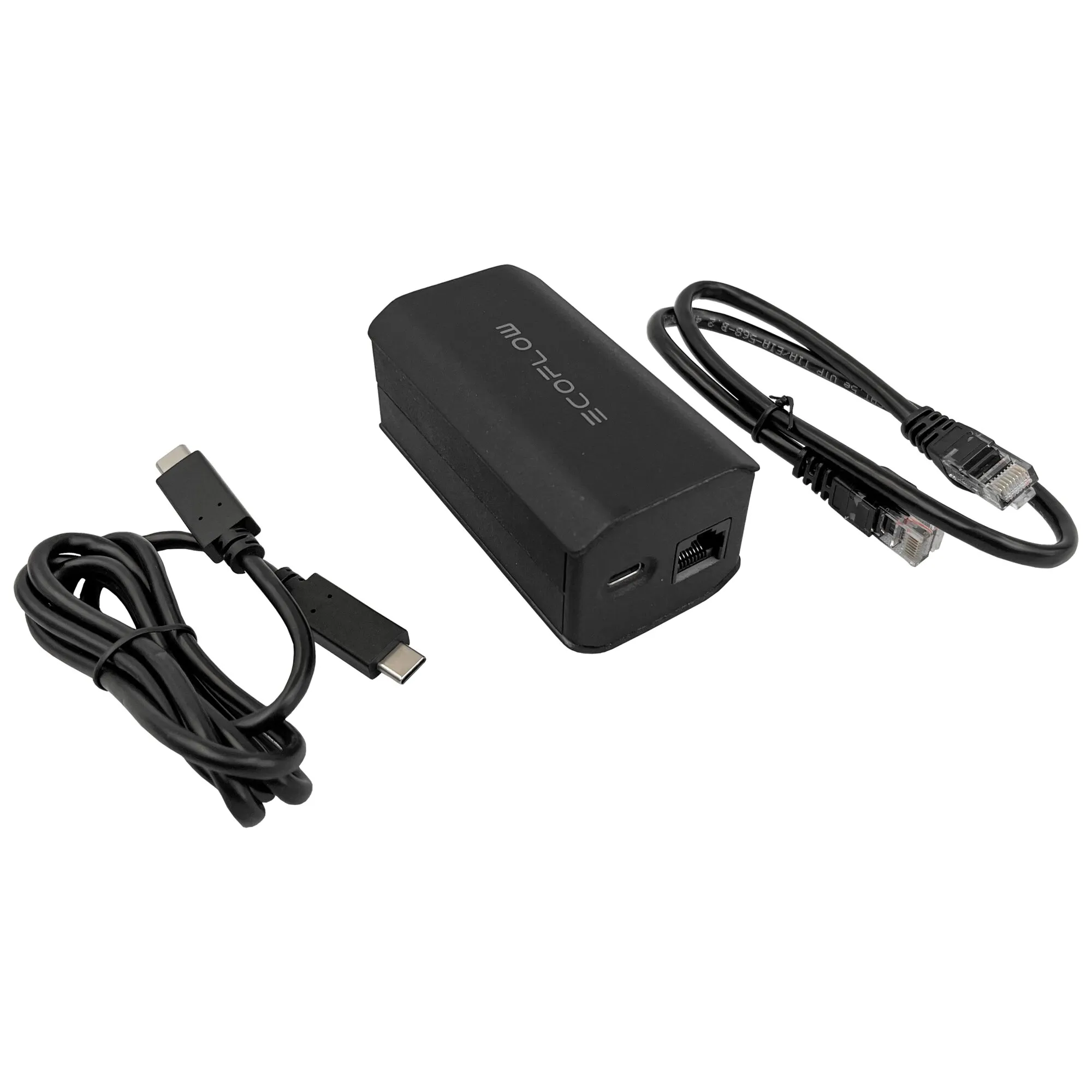 Schwarzer Landstromadapter mit USB-C-Anschluss, RJ45-Netzwerkbuchse und zwei angeschlossenen Kabeln, darunter ein USB-C-Kabel