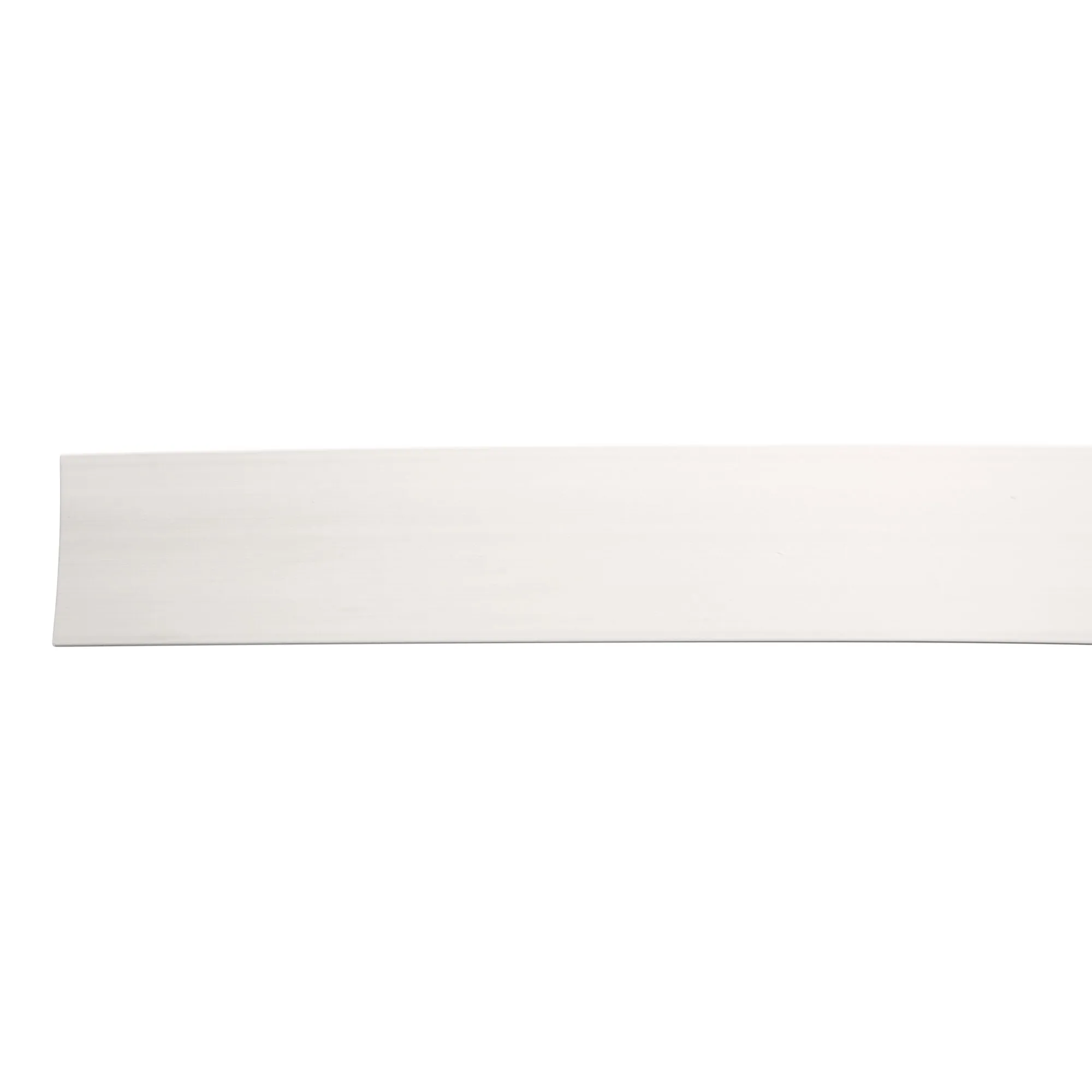 Weißes, flaches Abdeckprofilband als langer Streifen in horizontaler Ansicht, 23 mm breit und 100 m lang