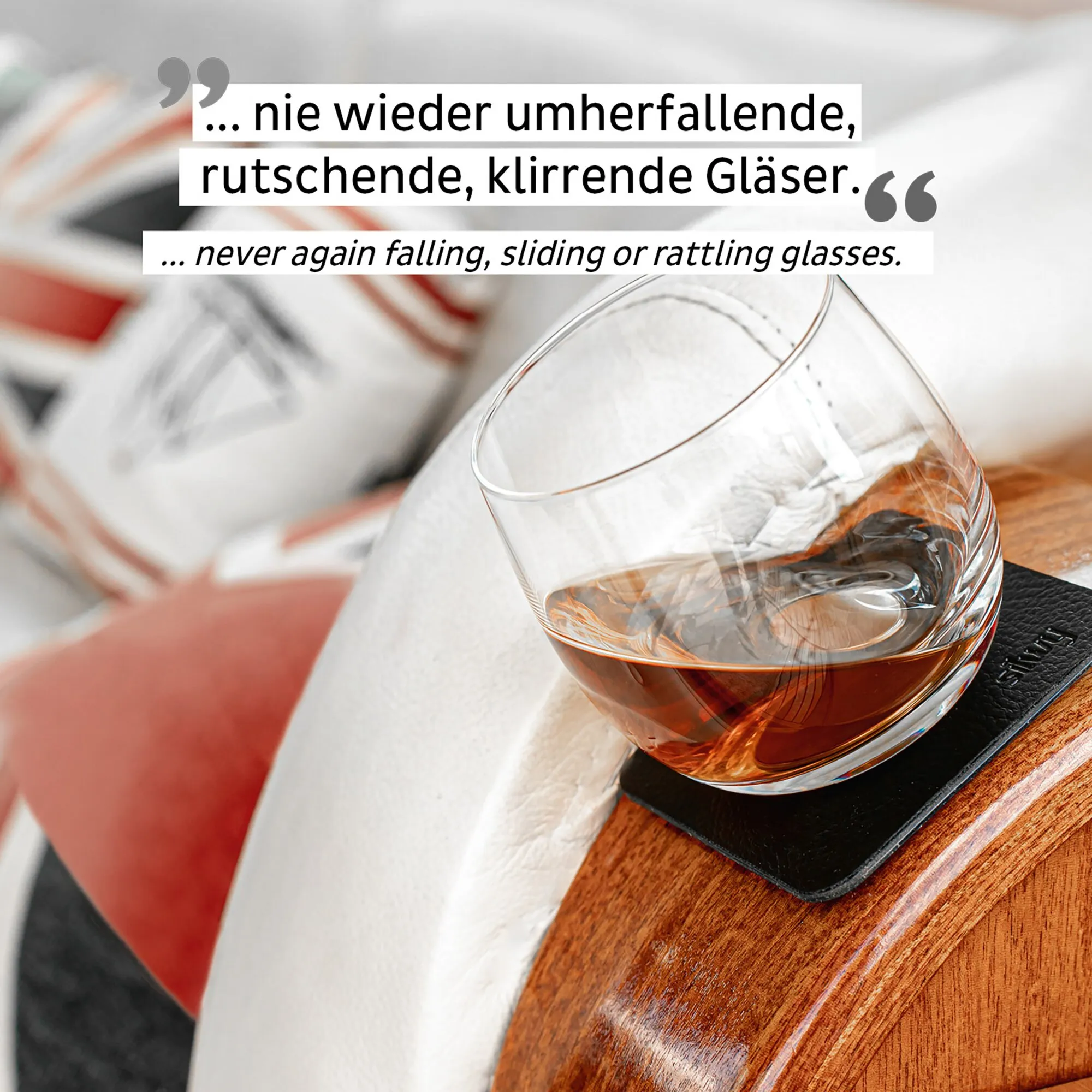 Whisky in einem klaren Magnet-Kristallglas mit Eiswürfel auf schwarzem Untersetzer; darüber der Hinweis auf rutschfeste Gläser