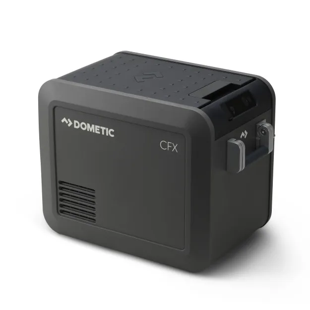 Dometic Kühlbox CFX5 25 in Anthrazit, schräg von vorn mit Lüftungsgitter, Tragegriff und Verschluss