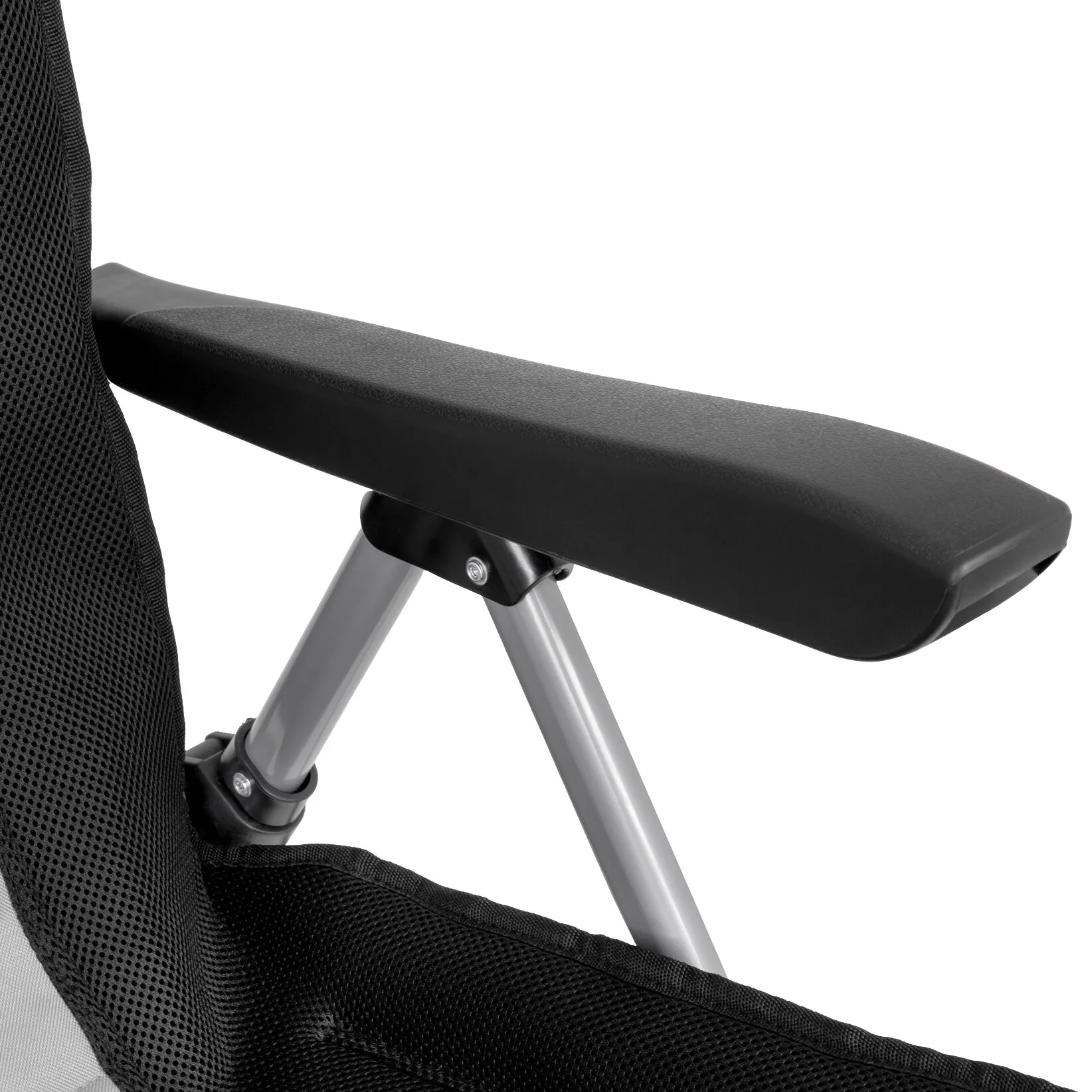 Detailansicht des grauen Faltstuhls Raptor Highback mit schwarzem Netzgewebe, Armlehne und silberfarbenem Klappgestell