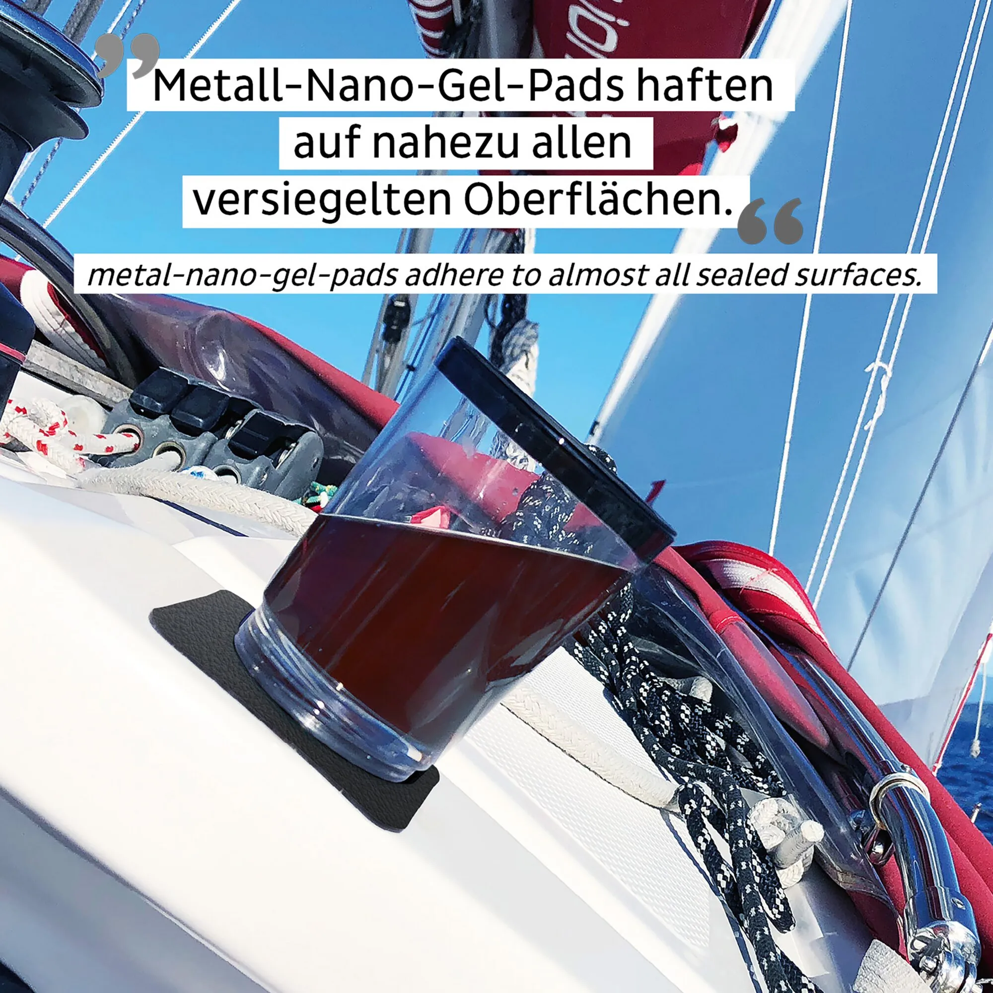 Transparenter Magnet-Trinkbecher mit schwarzem Metall-Nano-Gel-Pad auf einer weißen Oberfläche im maritimen Umfeld