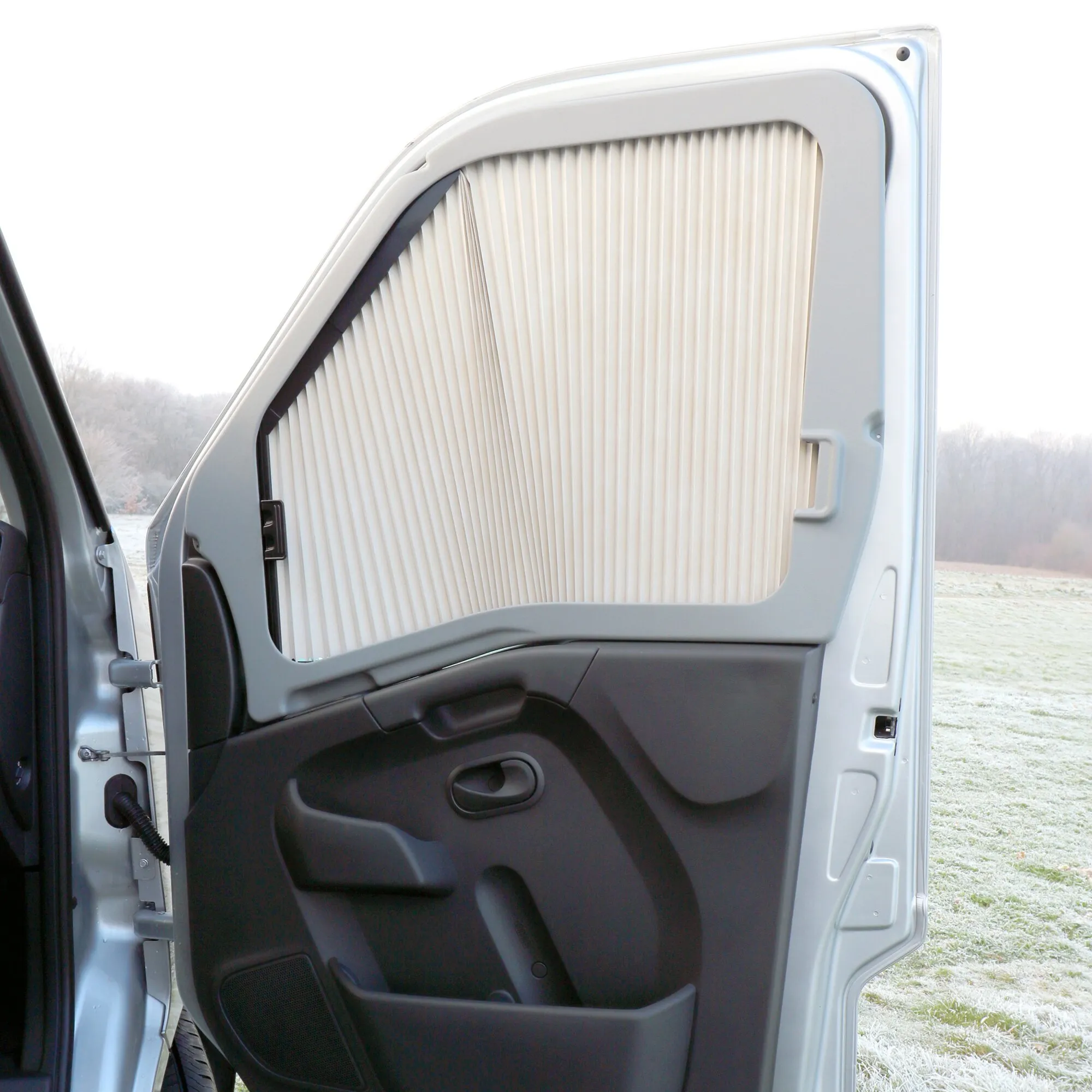 REMIfront IV Seitenteil in einem Renault Master, mit geschlossenem cremefarbenem Plisseeschutz am Seitenfenster der geöffneten Fahrzeugtür