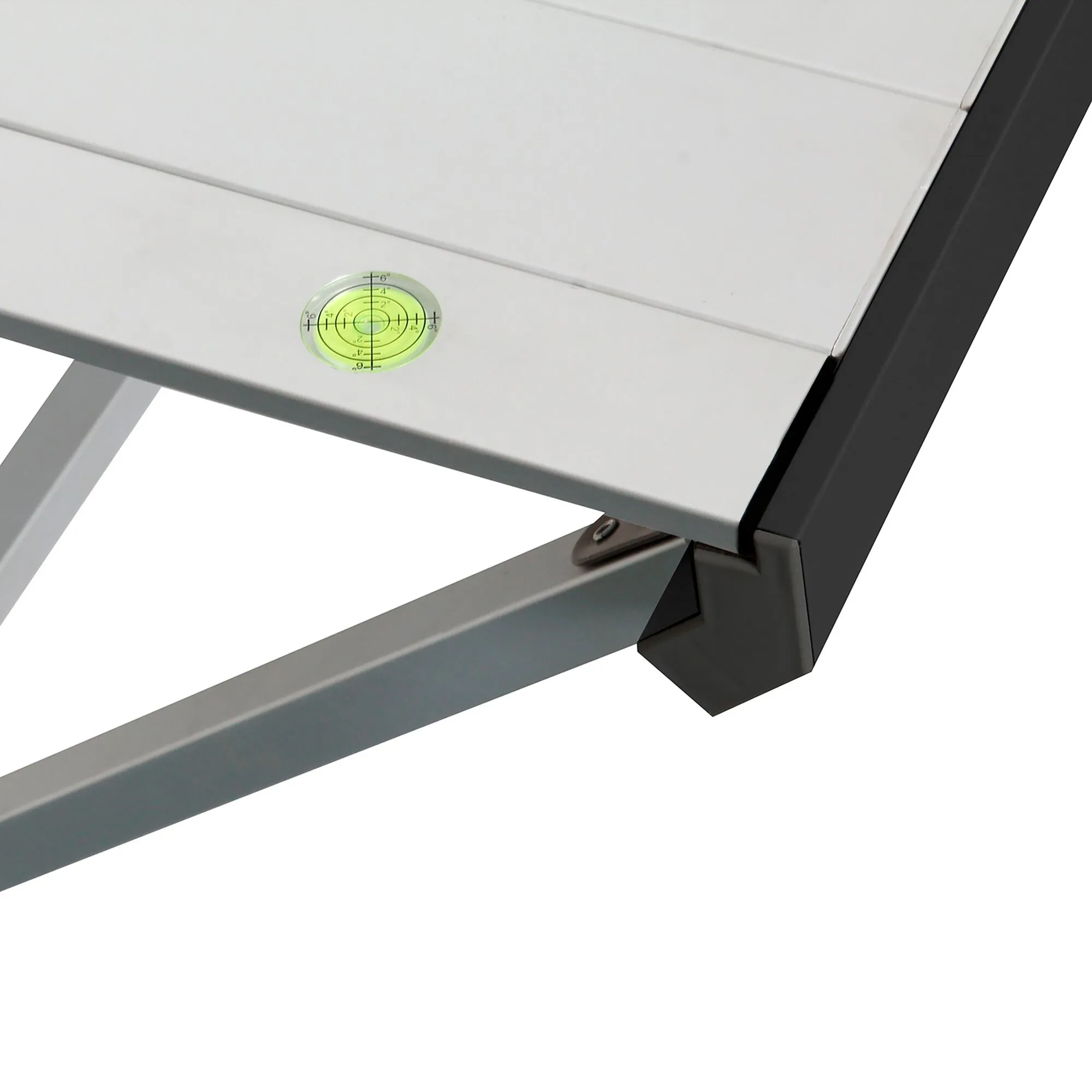 Detailaufnahme des Rolltischs Titanium Axia, 104 cm, mit weißer Tischplatte, dunklem Rahmen und aufgelegter grüner Wasserwaage
